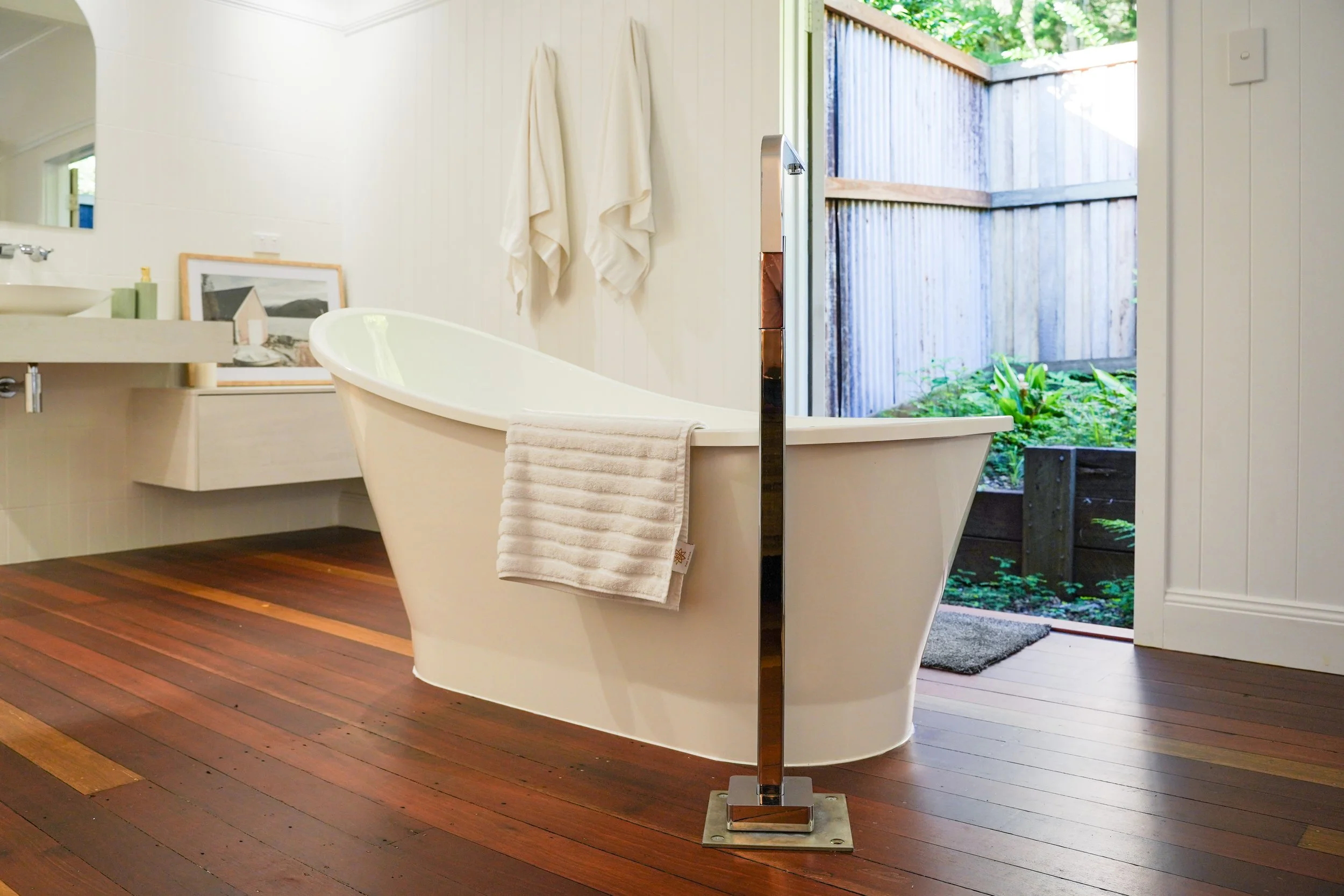 KentisPlace -Master-suite-freestanding-bathtub.jpg