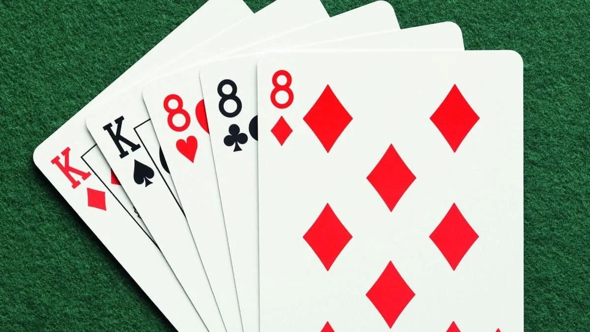 Chơi trò chơi đánh bài ăn tiền thật lưu ý điều gì? Địa điểm chơi trò chơi đánh bài uy tín nhất