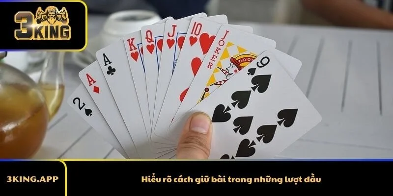 Hiểu rõ cách giữ bài trong những lượt đầu