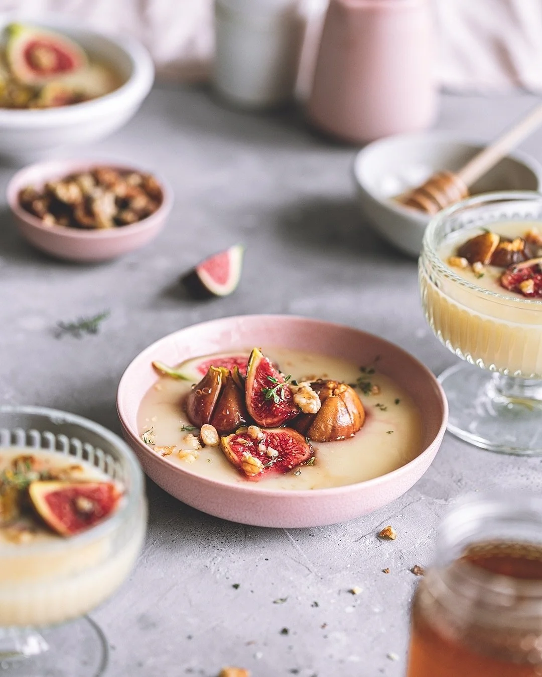 Algunas de mis fotos favoritas de 2025 para Soon 🌿✨(y sus behind-the-scenes)

Este a&ntilde;o hemos trabajado en varias campa&ntilde;as trimestrales juntos (40 escenas en total!!). Quer&iacute;an algo muy colorido, vibrante, lleno de vida, explorand