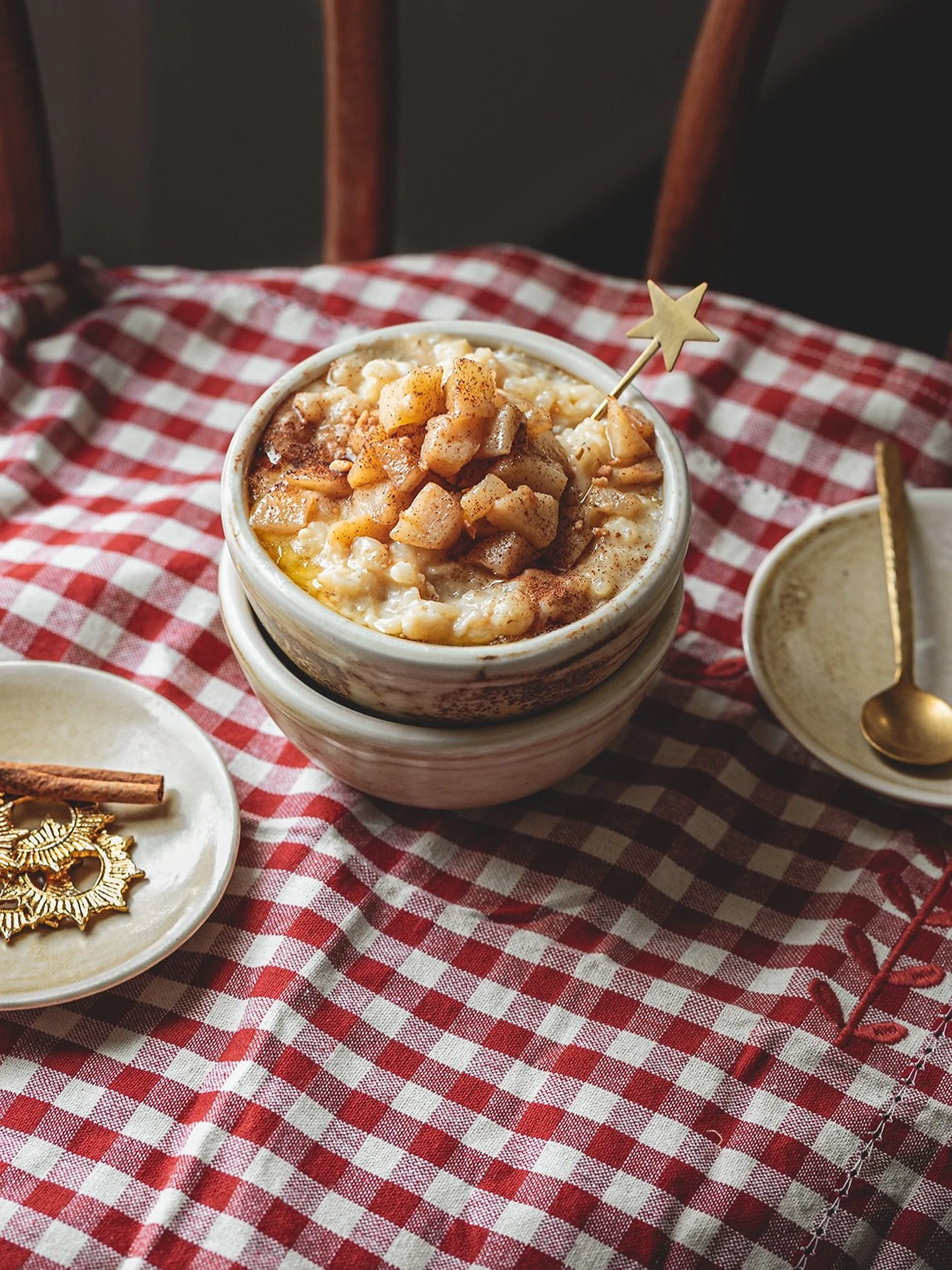 Os deseo un cierre de a&ntilde;o que sabe a este arroz con leche: a infancia, a cucharadas lentas sin prisa, a tardes de invierno, a mantita de cuadros, a esos momentos simples que son los m&aacute;s bonitos.

Que 2026 llegue suave 🤍

Aprovecho para