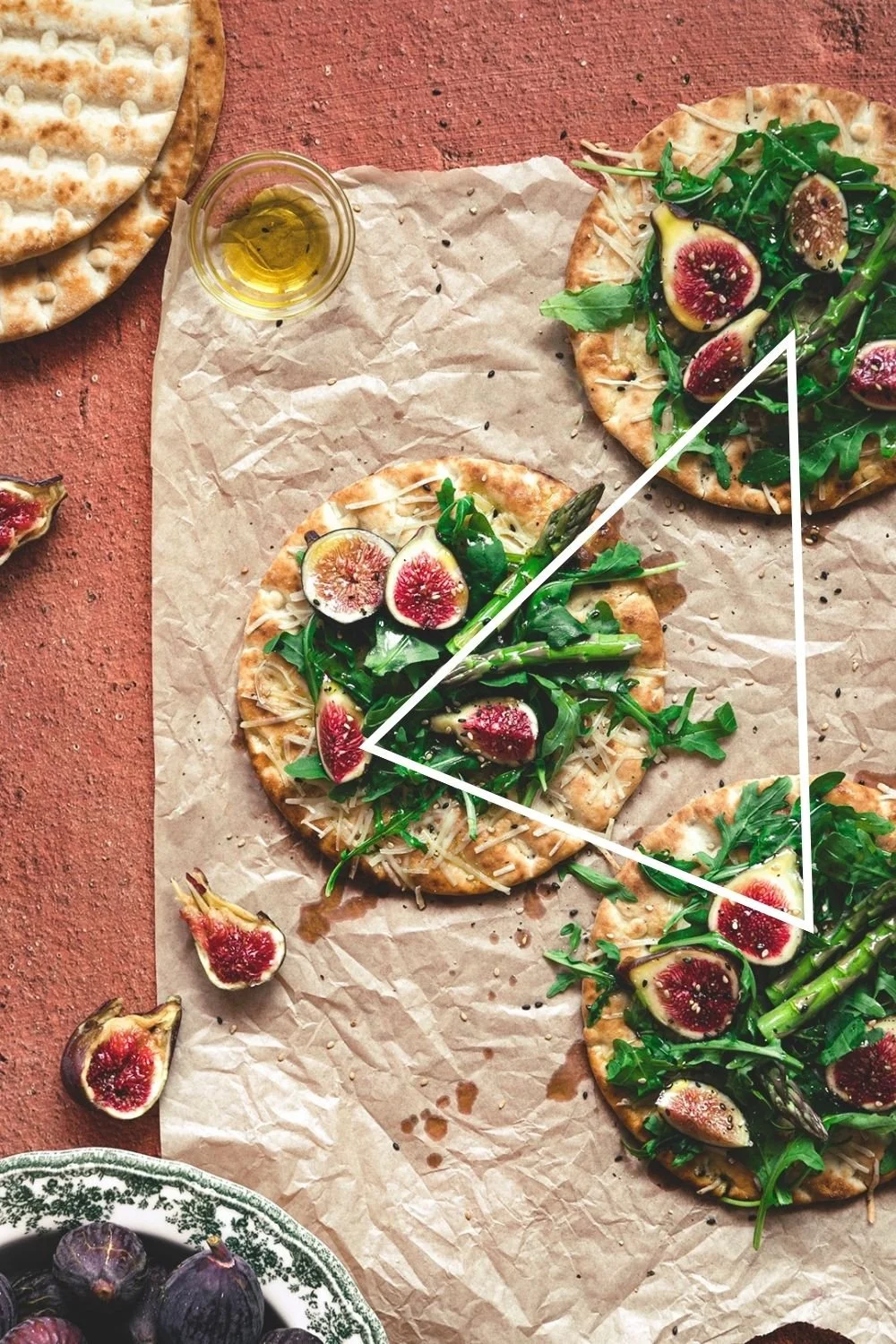 Ejemplo de composición en triángulo en fotografía culinaria con flatbread de higos