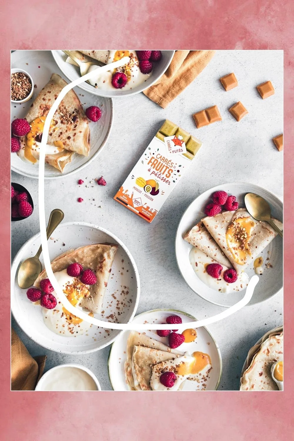 Composición en curva C en fotografía de producto alimentario con crêpes y frambuesas