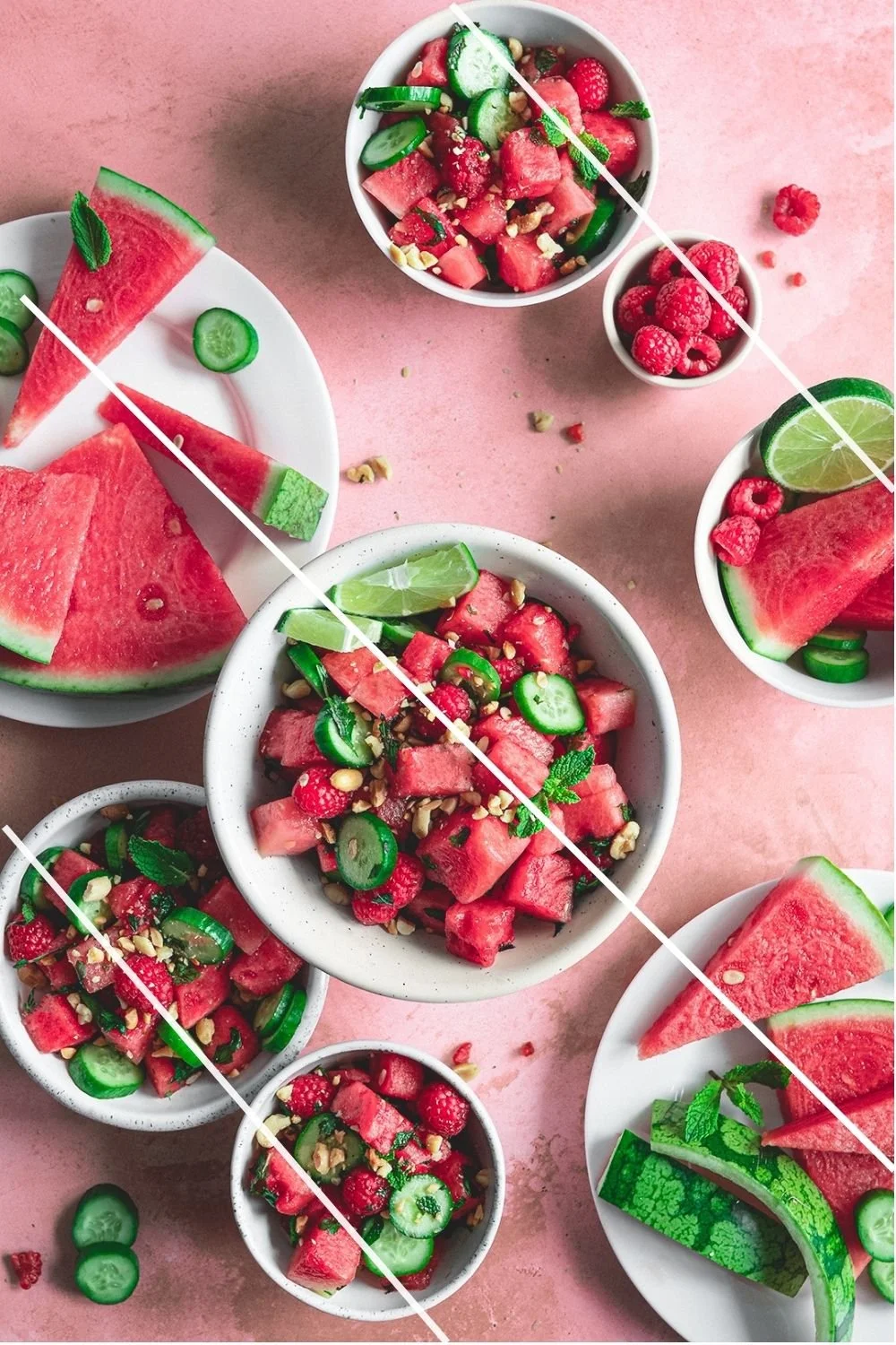 Líneas diagonales en composición flat lay de fotografía de comida con ensalada de sandía