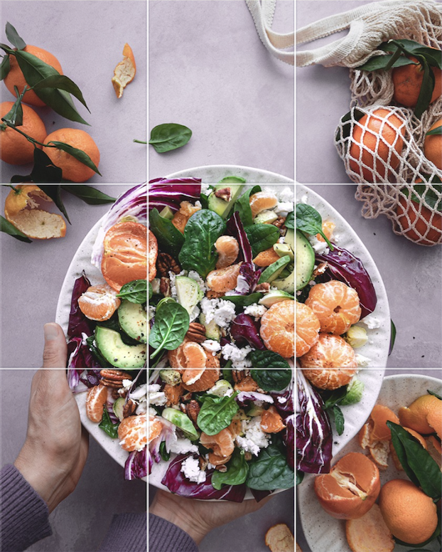 Grid de composición aplicado a fotografía culinaria flat lay con ensalada de mandarinas y aguacate