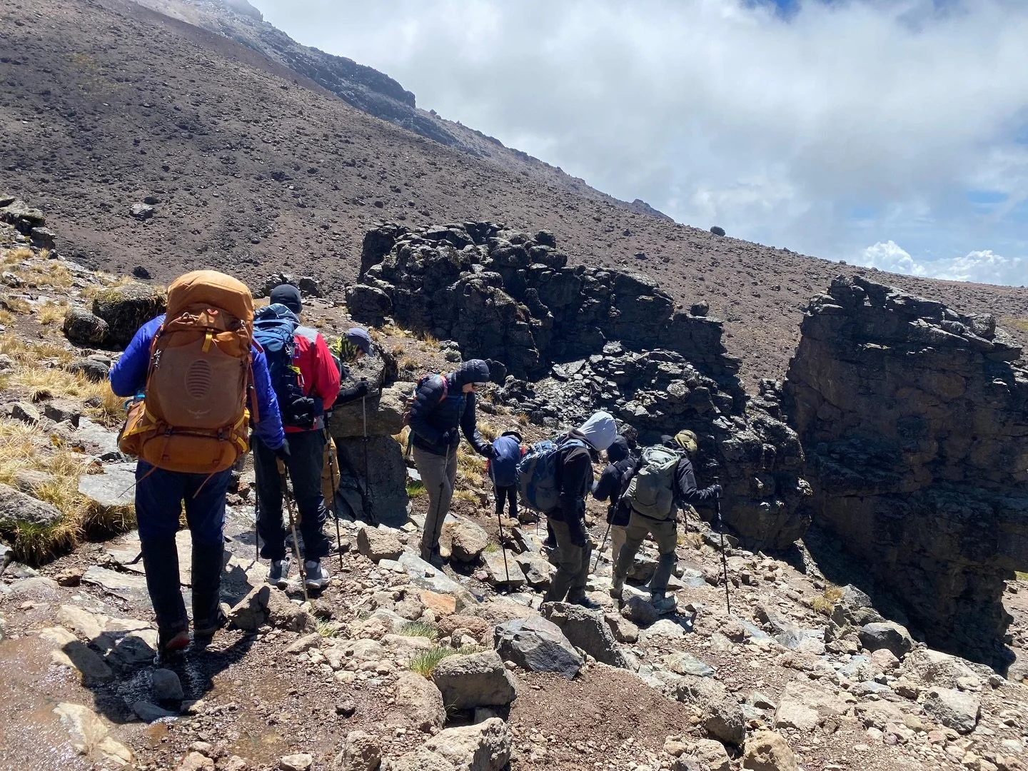 The route down to Barranco camp 🏕️ where we will rest for the night before tomorrows ascent on up the great Barranco wall 

#MtKilimanjaro #8Daylemoshoroute #Peakexpeditionstanzania #Barancocamp