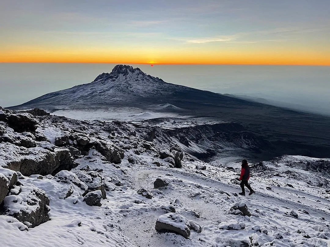 Sunrise on the Roof of Africa 🌍🔥

Up above 5500 meters on Mount Kilimanjaro, the cold bites and the air is thin.

But then the sun rises.

And you remember that growth lives in the dark moments you push through.

Earn your sunrise. WOW 🤩 

#Kilima