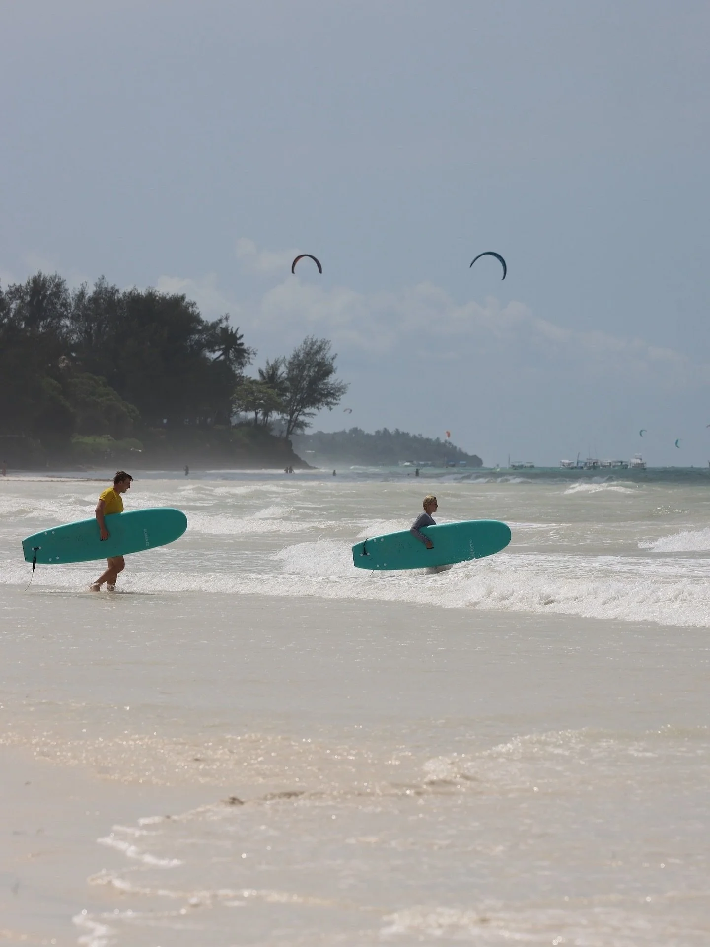 Throwback to Kuzi season shore break sessions 🌊☀️ From first pop-ups to the funniest wipe-outs, this is where the stoke was born. 🤙

Boards, rentals, and lessons for all ages &mdash; Kuzi always reminds us that surfing isn&rsquo;t just about the ri