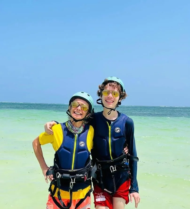 Say hello to our first students of the season 🌞 

Kaskazi winds have been teasing us with a few days of bliss - and we can&rsquo;t wait for it to be here all season long! 

#H2oExtreme #DianiBeachKenya #Kaskazi #KiteSurfSchool #KiteSurfing #Paradise