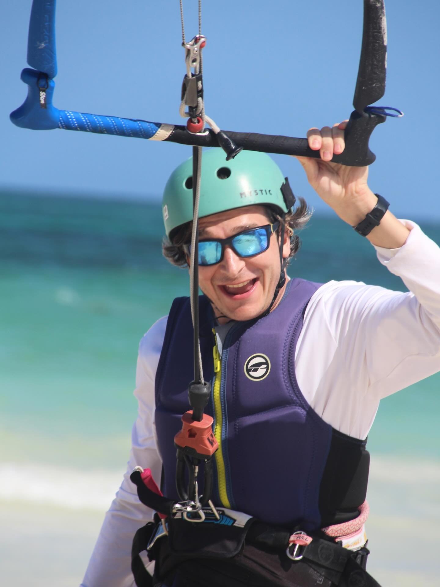 Yes, there&rsquo;s learning.
Yes, there&rsquo;s focus.
But mostly?
It&rsquo;s smiles all round 😁

📸 by @flooralta 

#H2oExtreme #DianiBeach #KiteSurfingSchool #AllSmiles #KiteSurfParadise