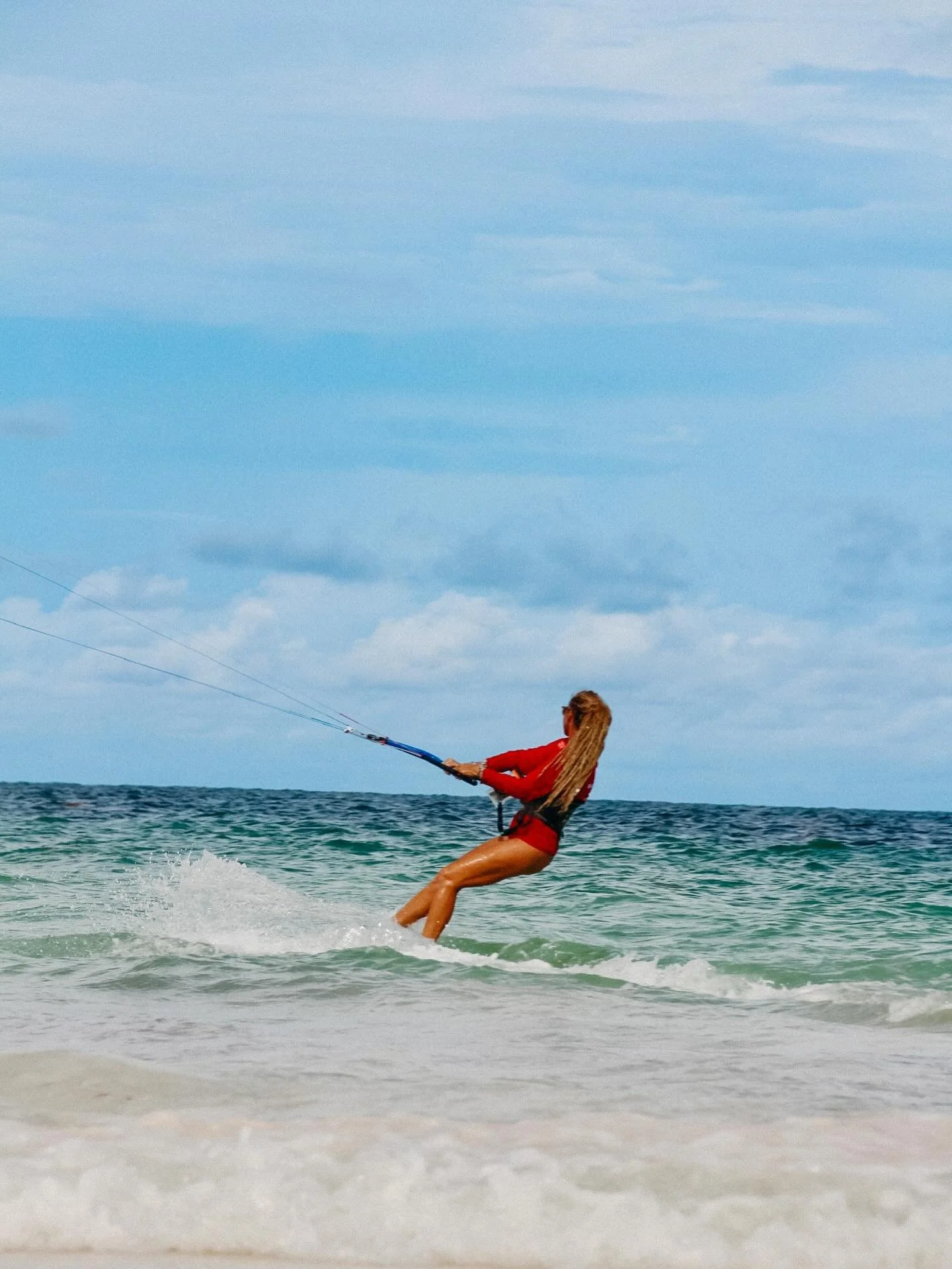 Out here, you&rsquo;re never on your own. 💙
We&rsquo;ve got you on the water, on the radio, and even from the beach (Maji included 🐾)

Low season just means fewer people - not fewer good vibes. 🤙

📸 @flooralta 

#H2OExtreme #DianiBeach #KiteSurfS