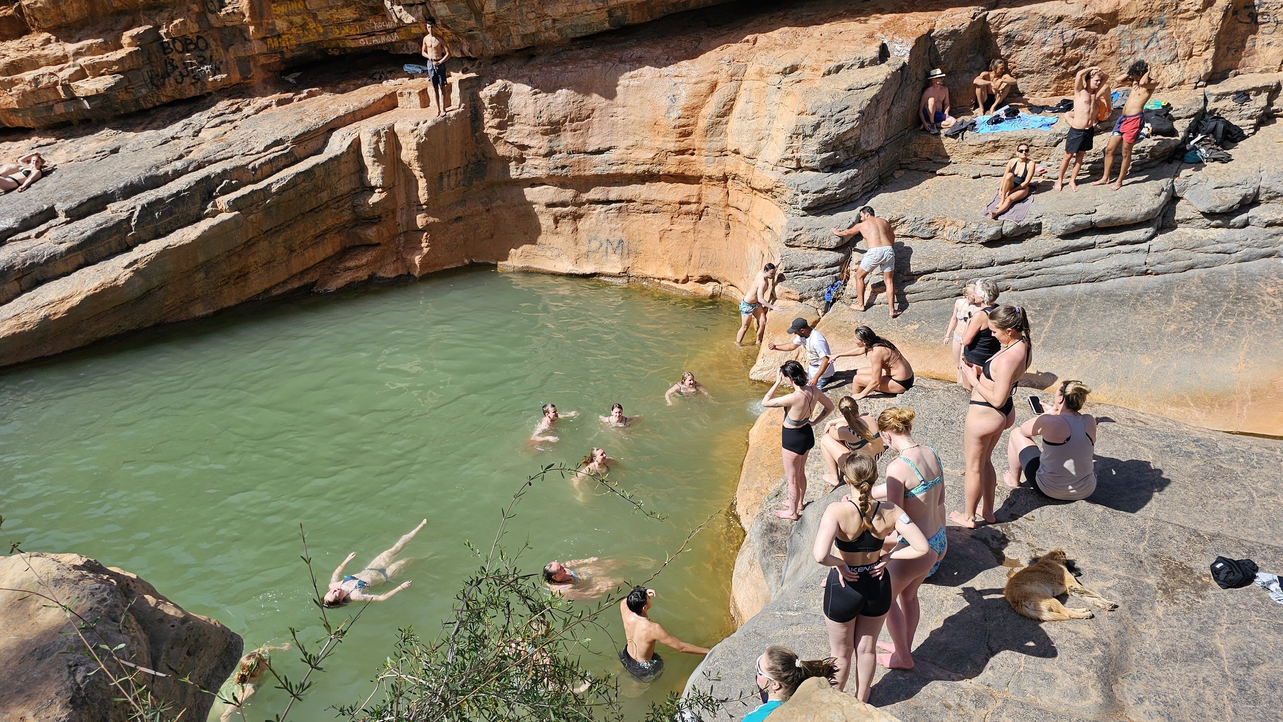 Utforsk Paradise Valley med naturlige ferskvannsbassenger. En unik del av Chillout.camp’s opplevelsesferier for surfere og eventyrlystne.