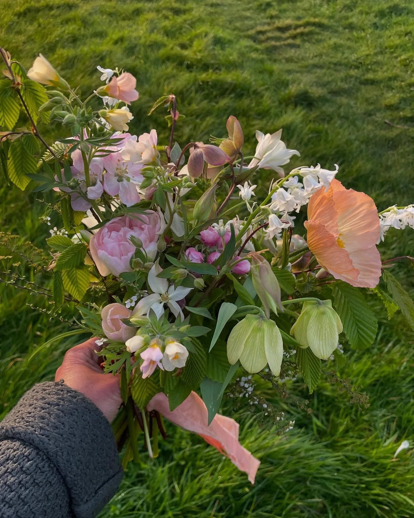 A couple of weeks ago I had the pleasure of doing a 1:1 with the super talented @nickydoodsonflowers practicing bridal bouquets and buttonholes. 

It was such an enriching day of creativity, learning and conversation. 

When there&rsquo;s always so m