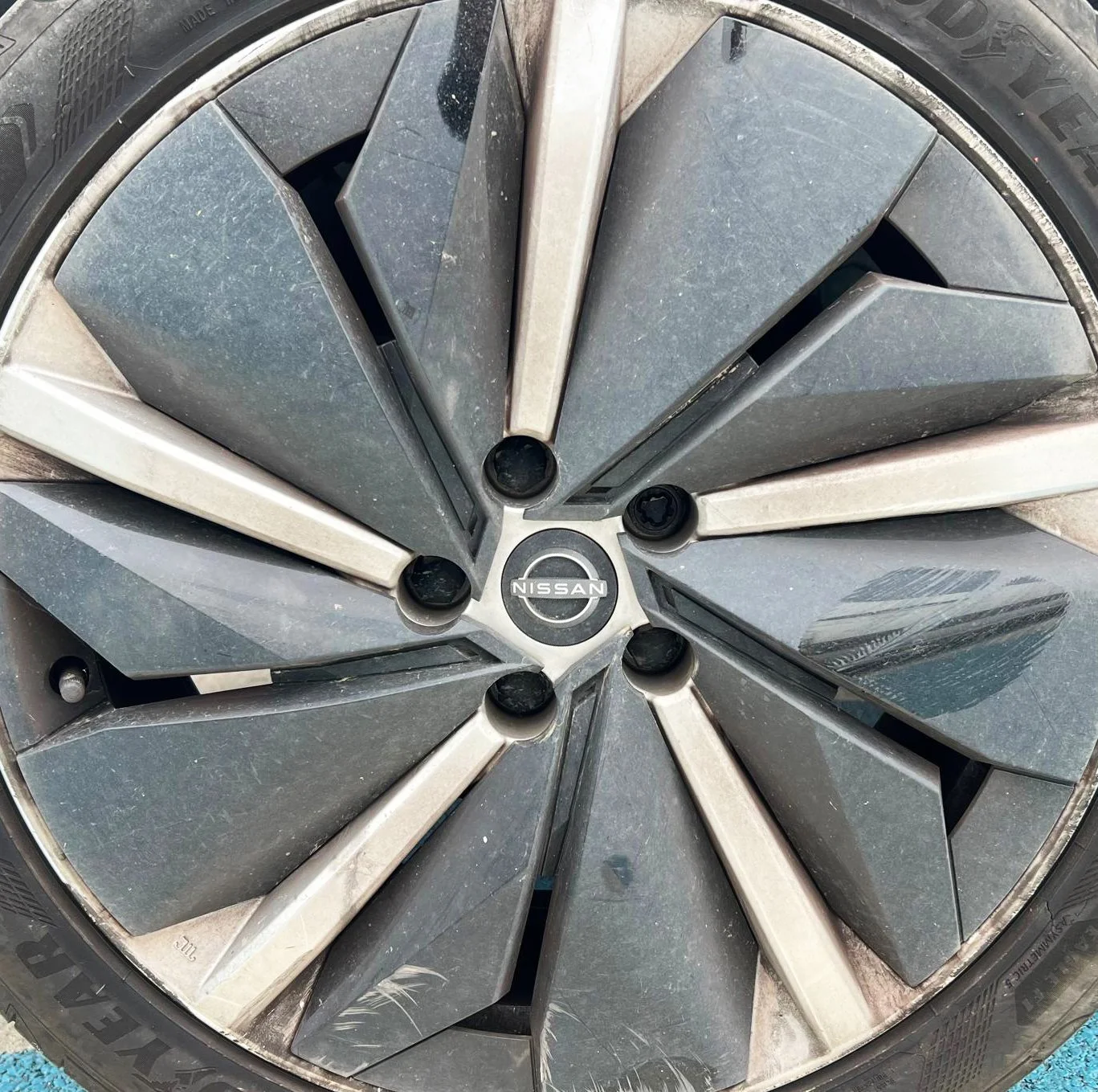 Image of a damaged alloy before a smart repair