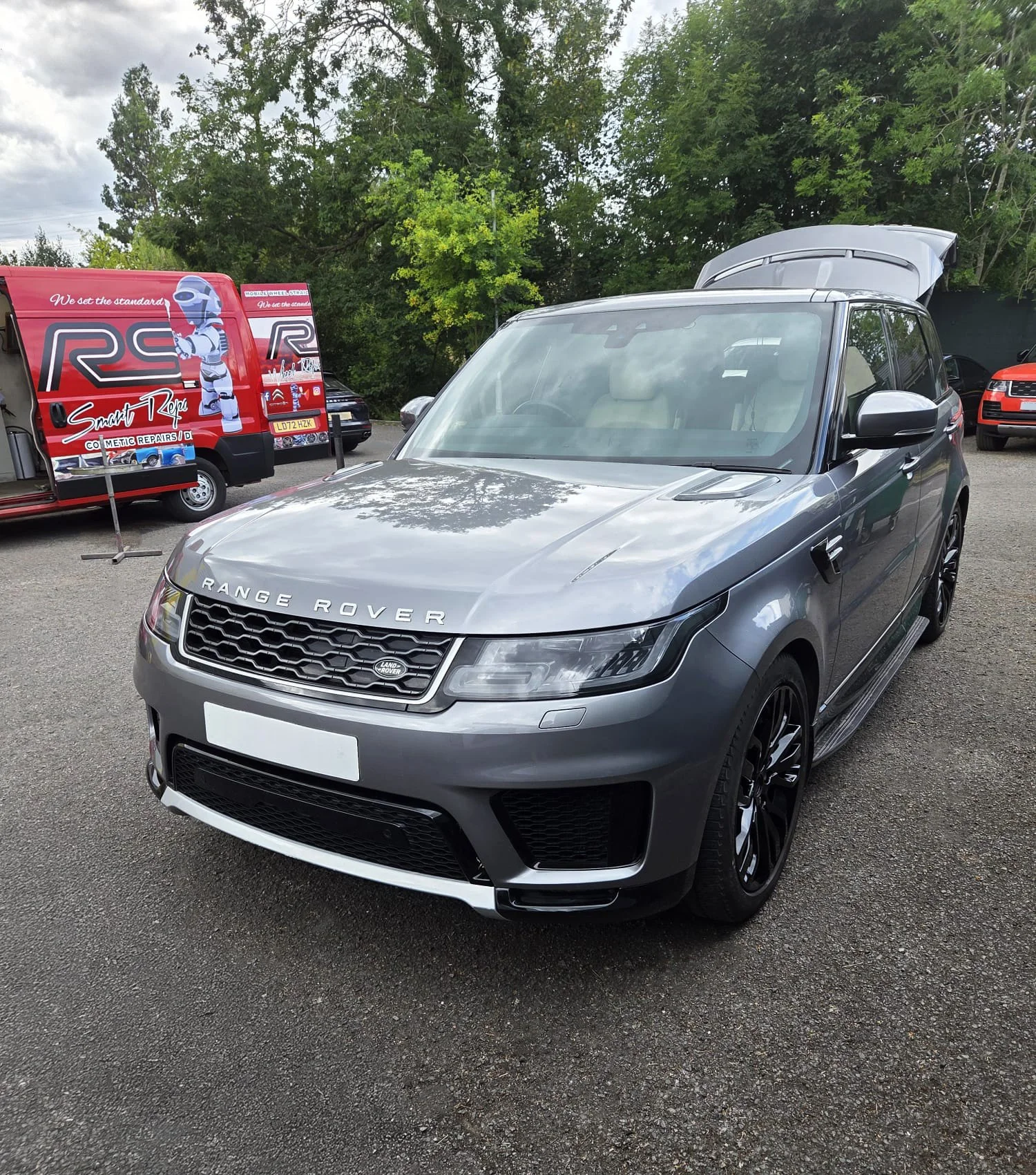 Range Rover in front of RS Wheels Repair van with Onsite alloy smart repair being carried out