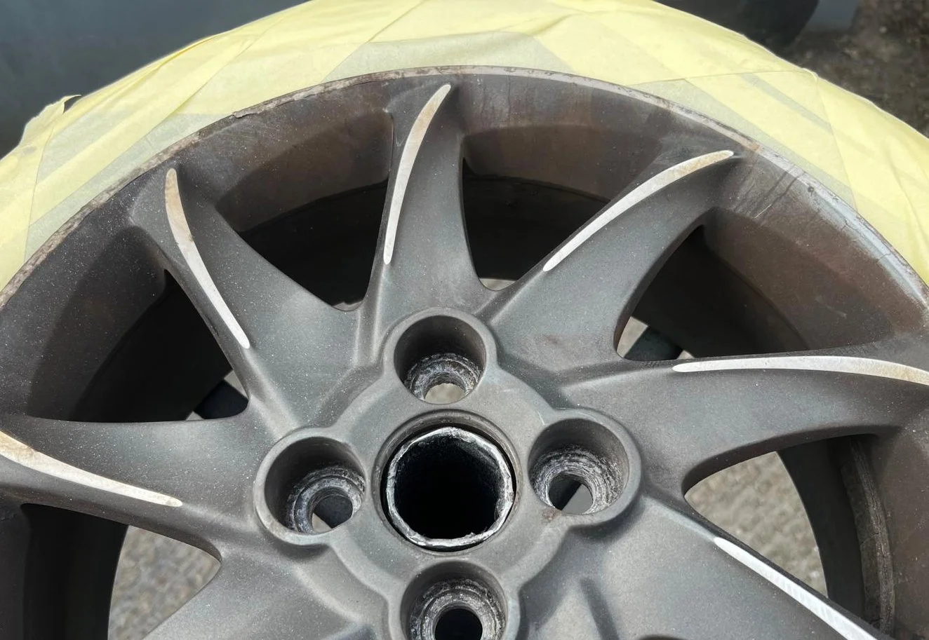 Image of a damaged alloy before being smart repaired