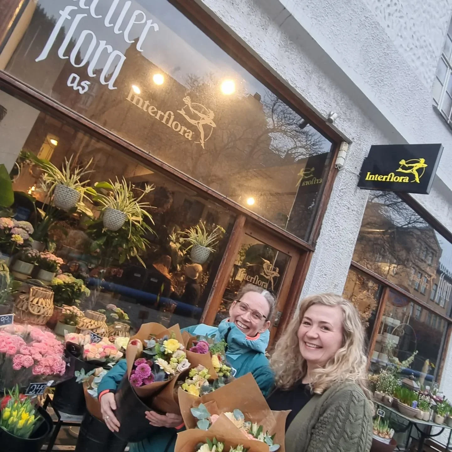 Utlevering av bestilte varer i Bergen sentrum. Varer bestilt innen onsdag kan hentes hos Atelier Flora i Øvregaten 2a, 5003 Bergen kvar torsdag mellom kl. 15.00 og 18.00