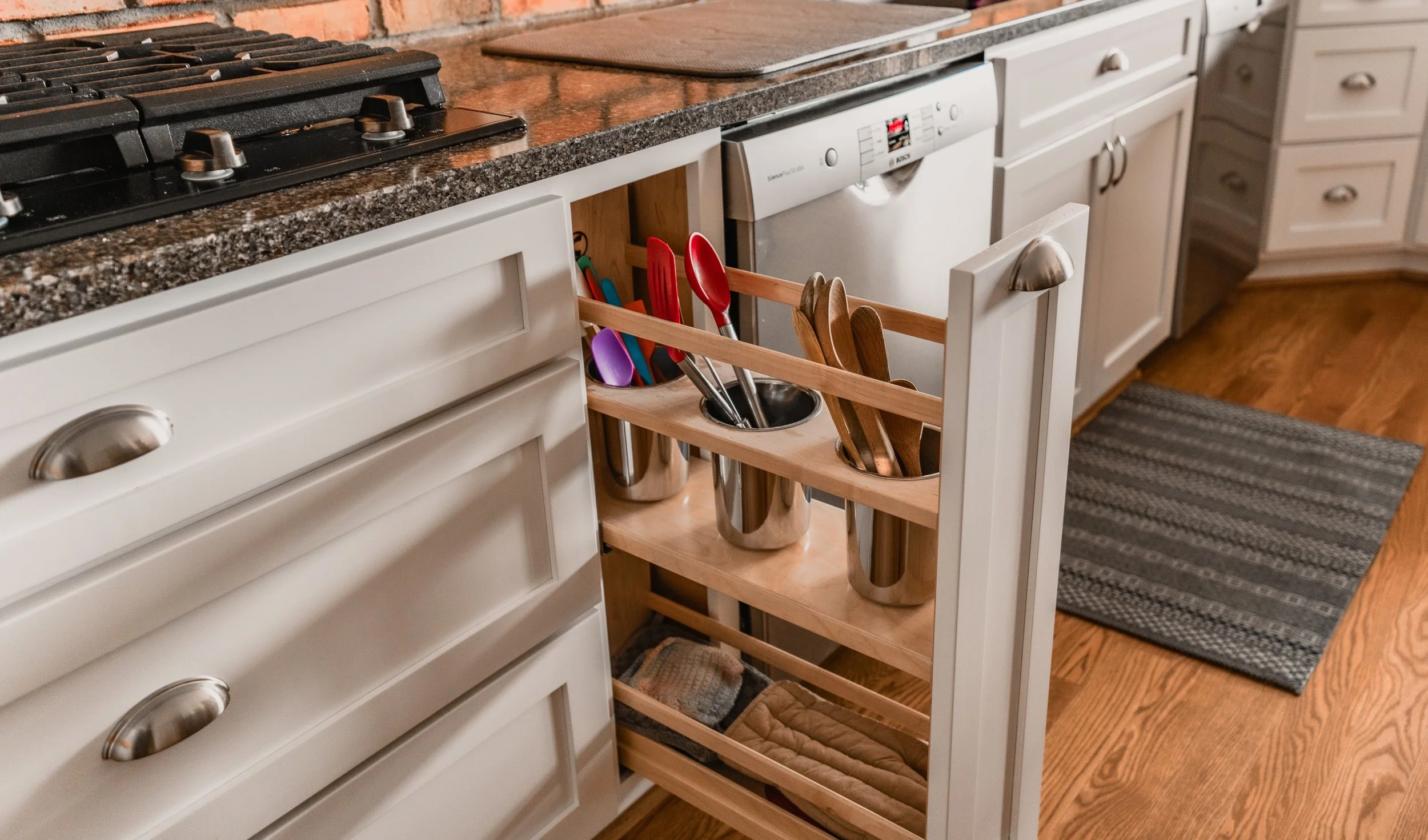whiteKitchenBrickpullout2meh.jpg
