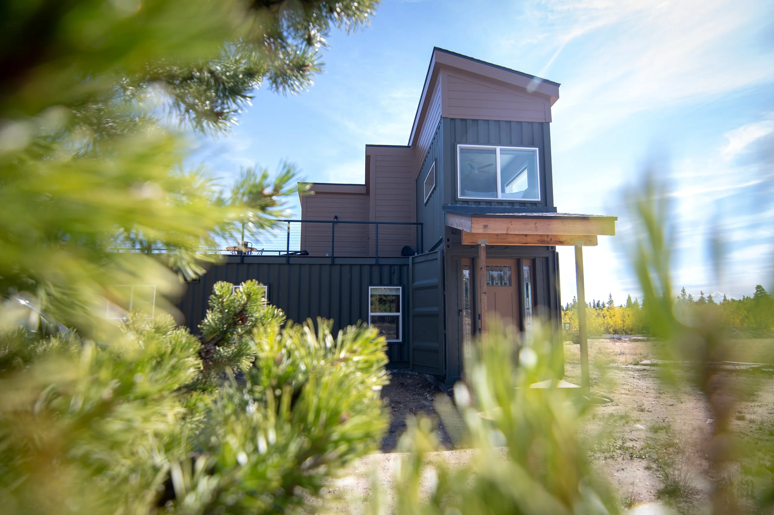 Unique, Effortless Mountain Escape: The Steel Stack Container House