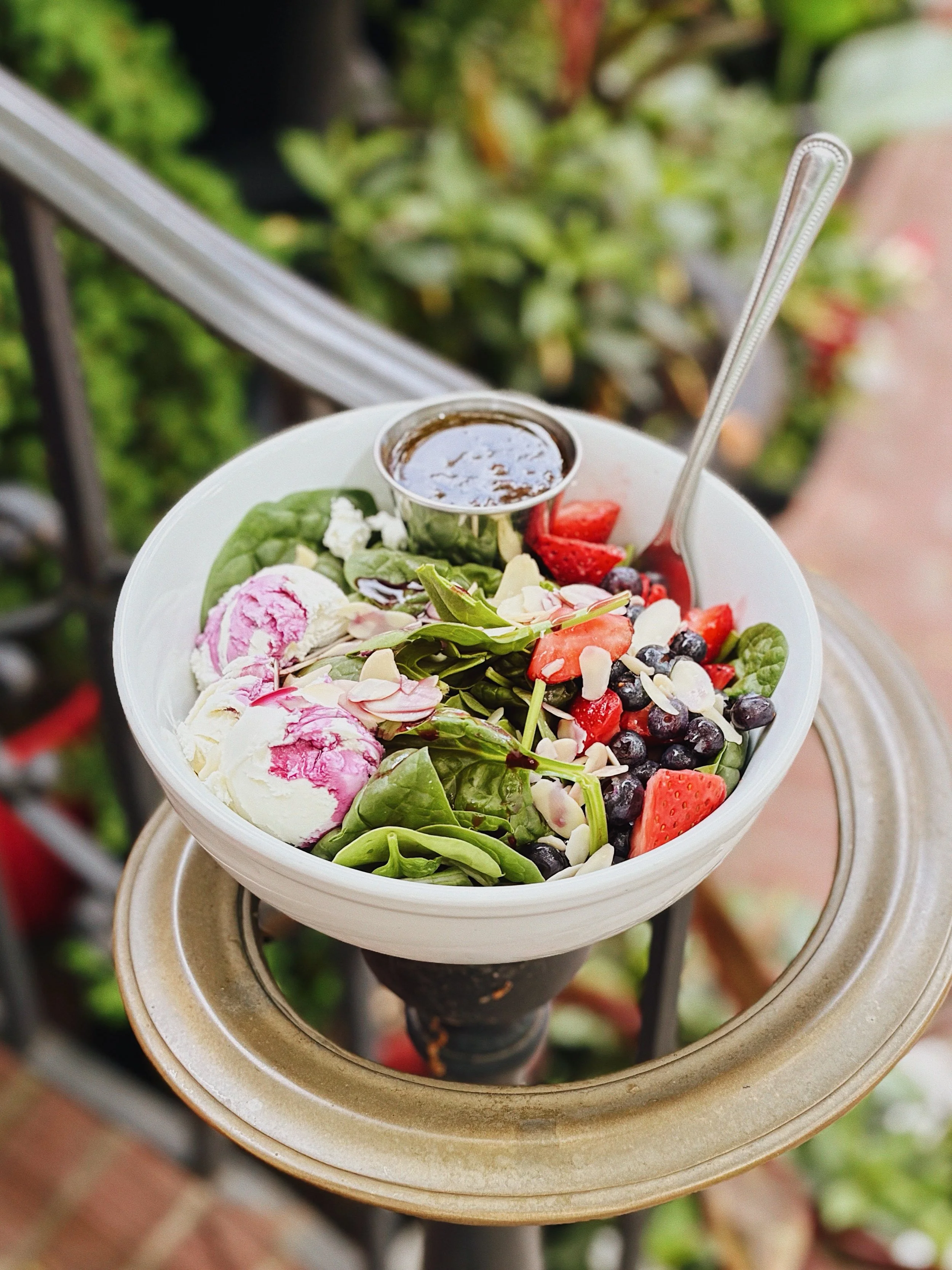 Our Summer Spinach Salad 🫐🍓🥬
Fresh spinach, mixed berries, goat cheese, almonds, blueberry reduction, and maple balsamic vinaigrette 😍