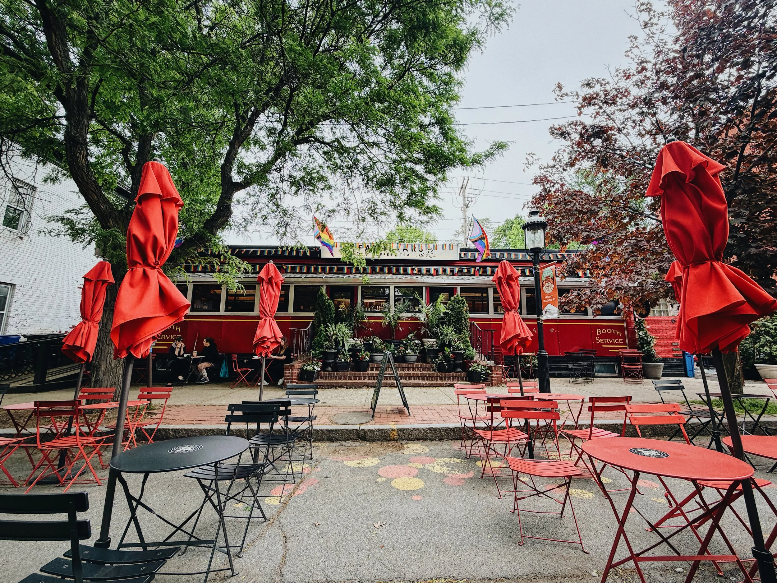Summer lunches hit different outside ☀️
Order inside, pick up your drink, then grab a seat out front (or on the bike path) and we&rsquo;ll bring your food right to ya!! ✨🥪