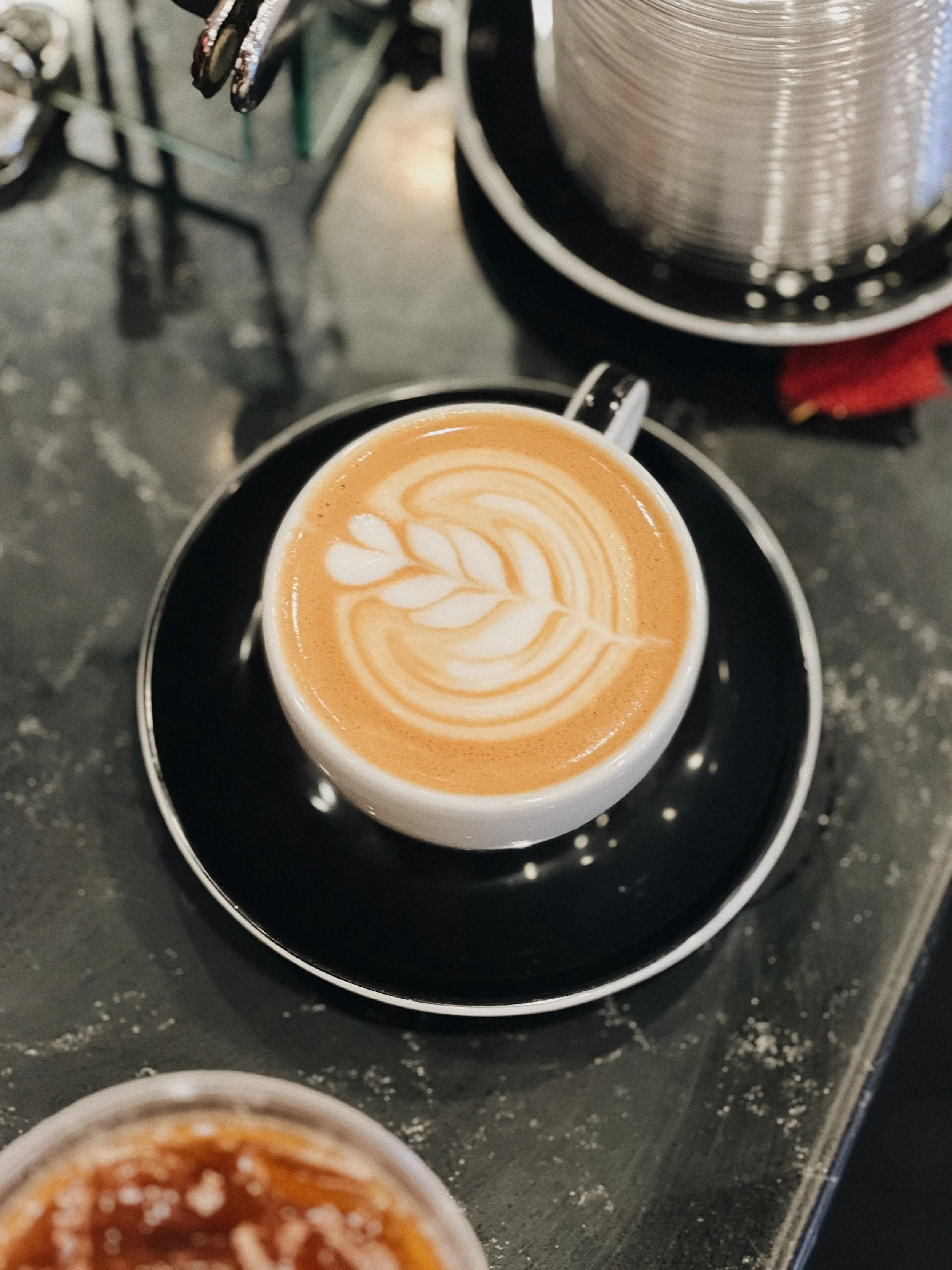 Latte art might not make your Monday easier, but it will make it prettier.. and that counts for something, right? 🤩