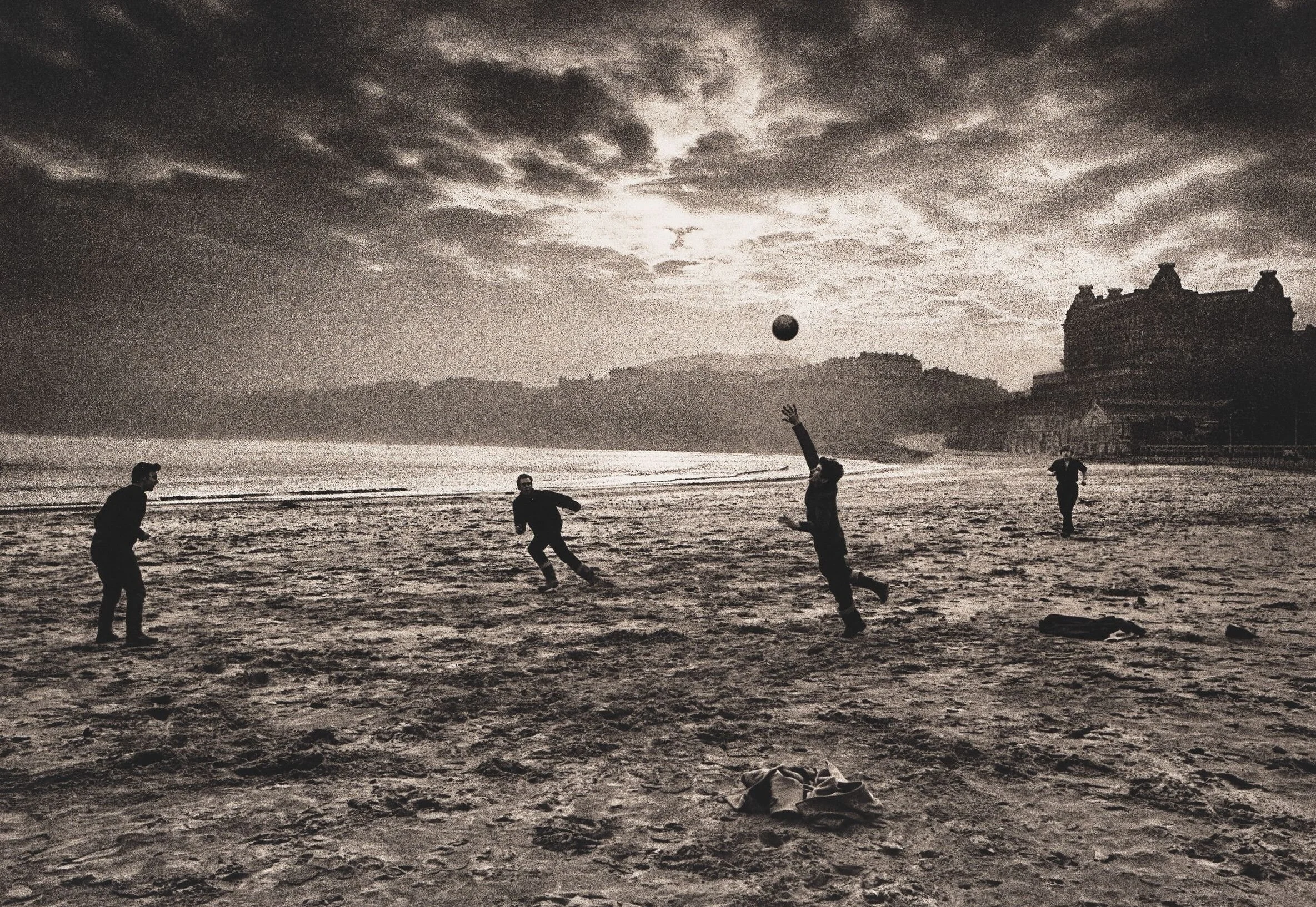 Fishermen, Scarborough Beach, 1965 © Don McCullin. Courtesy the artist and Hauser & Wirth