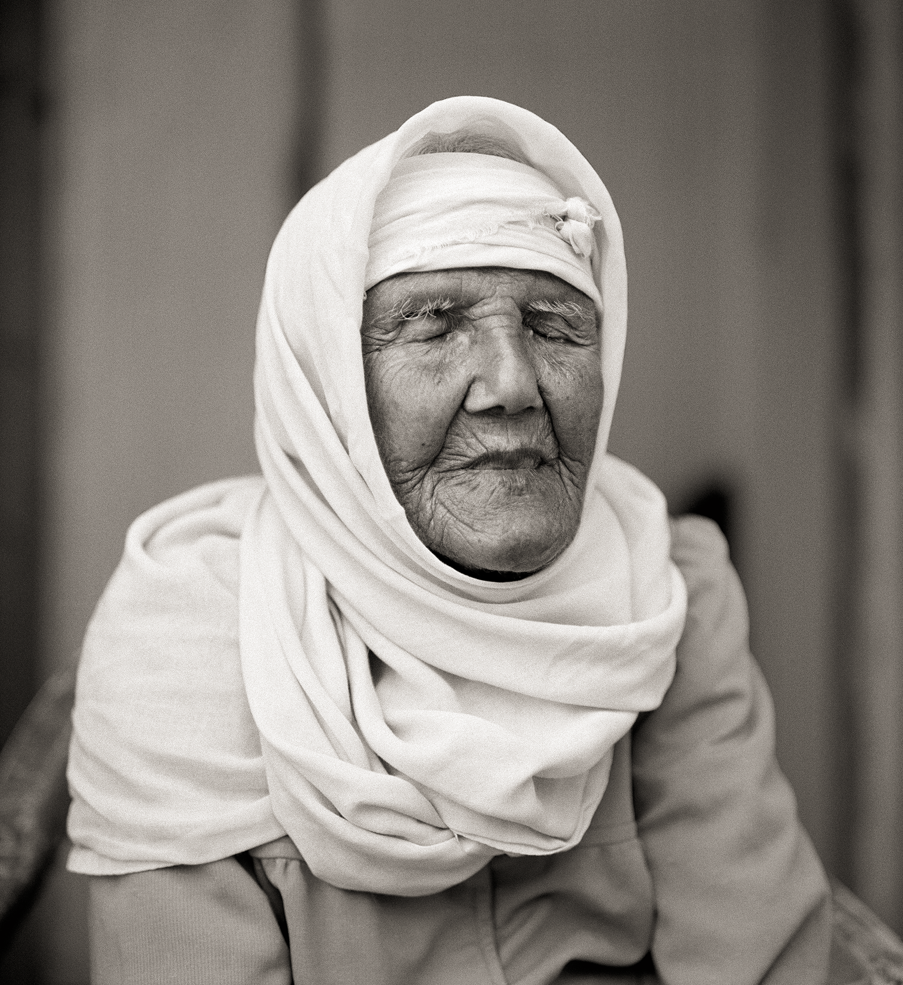 Anisa Aḥmad Jāber Maḥamīd, born in al-Lajjūn, Jenīn District in 1908, Umm el-Fahem,
2014 © Fazal Sheikh