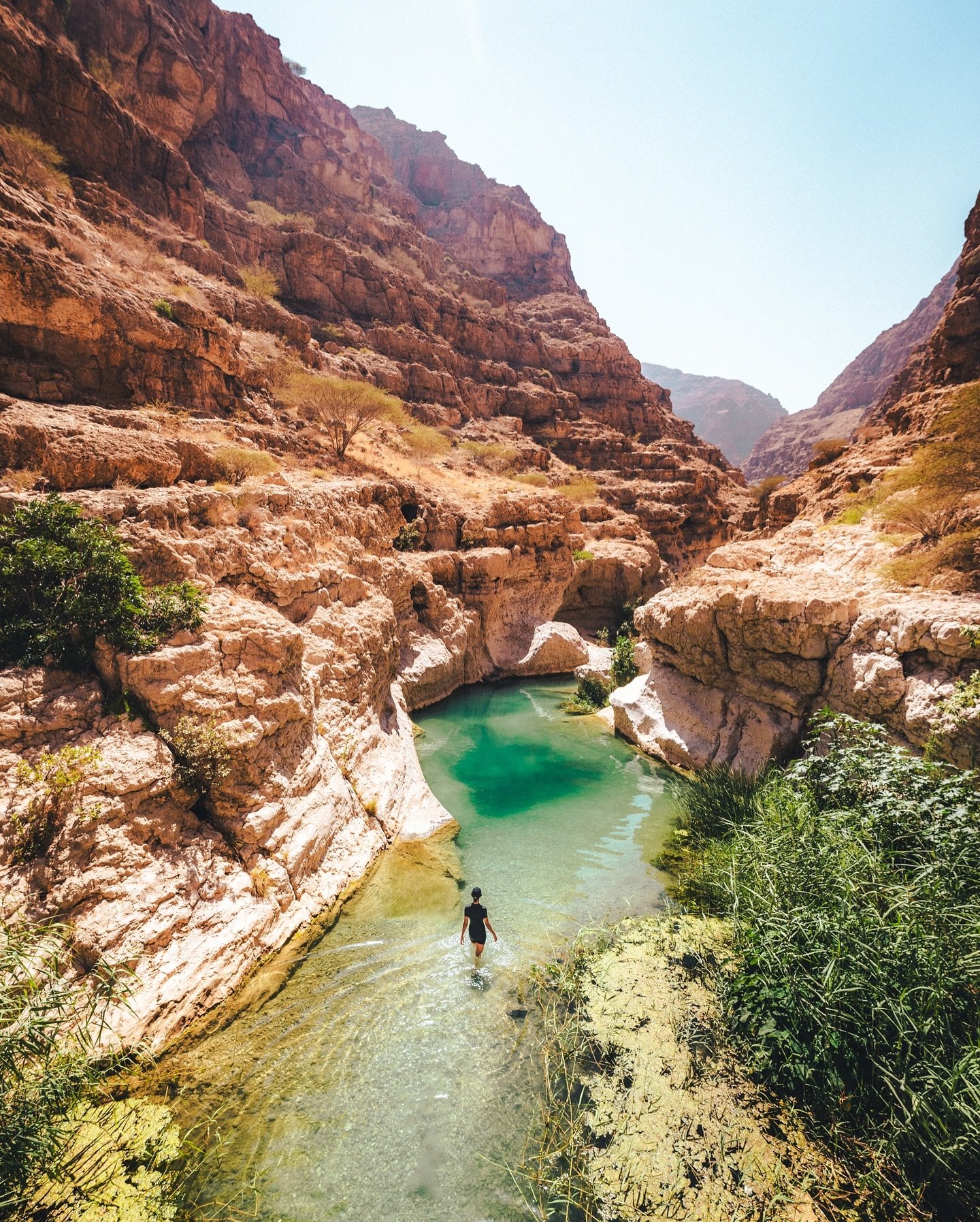 L&rsquo;un des paysages les plus incroyables de ma vie! 😍🥰 Je termine ma s&eacute;rie sur Oman avec l&rsquo;une de ses merveilles: Wadi Shab! Une claque visuelle, une immersion dans la grandeur de la nature, un lieu qui m&rsquo;a litt&eacute;raleme
