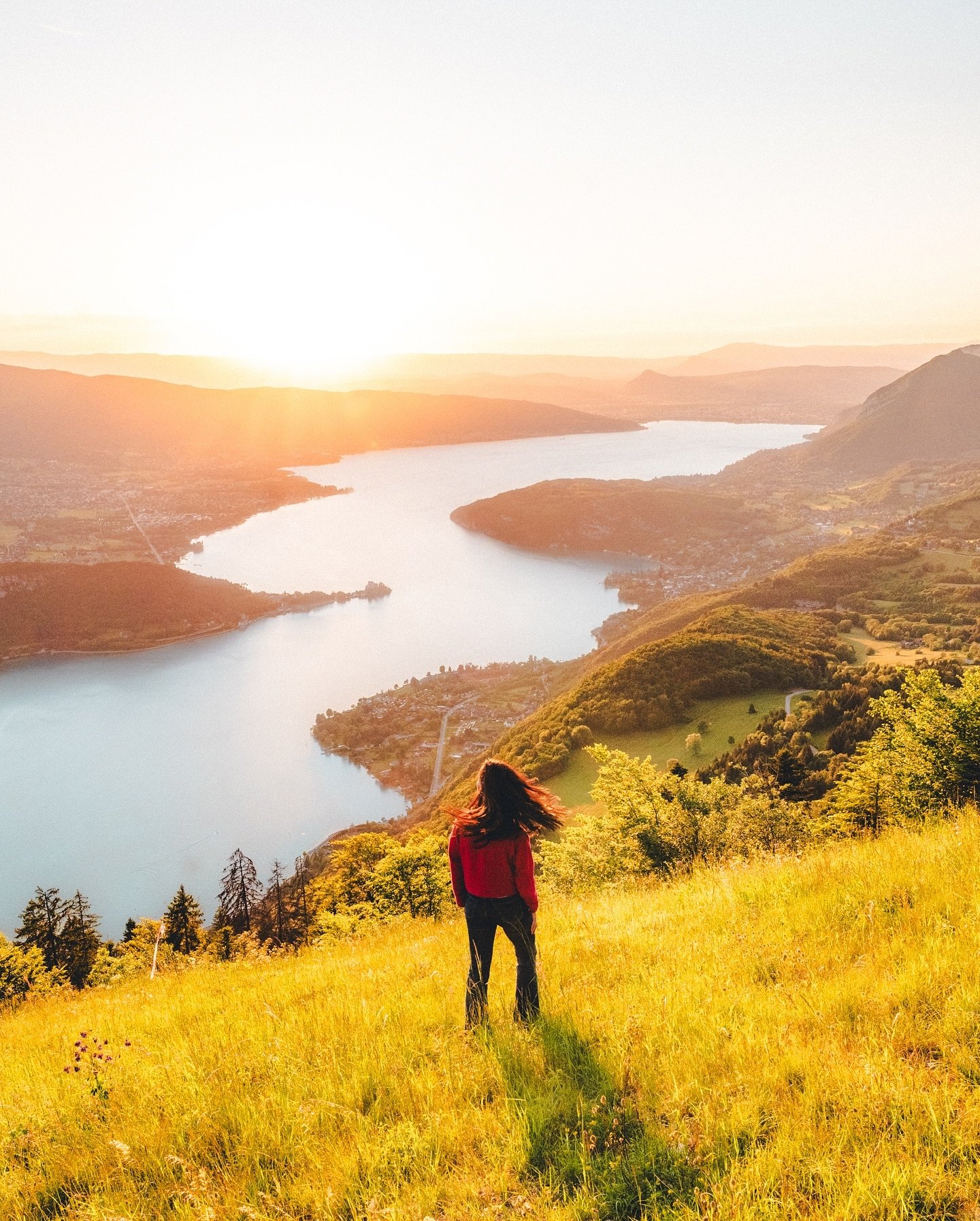 C&rsquo;est blind&eacute; Annecy l&rsquo;&eacute;t&eacute;, non? Je ne sais m&ecirc;me pas. 😅 En tout cas, hors saison, quel plaisir! 😍
Comme ce pique-nique au coucher du soleil au col de la Forclaz, une fa&ccedil;on parfaite de conclure une belle 