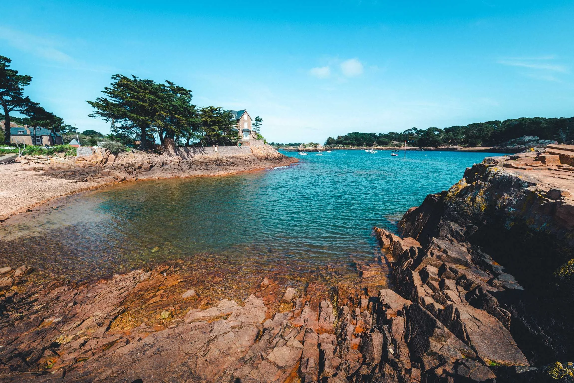 Visite de l'île de Bréhat: Guide Complet pour Explorer ce Joyau!