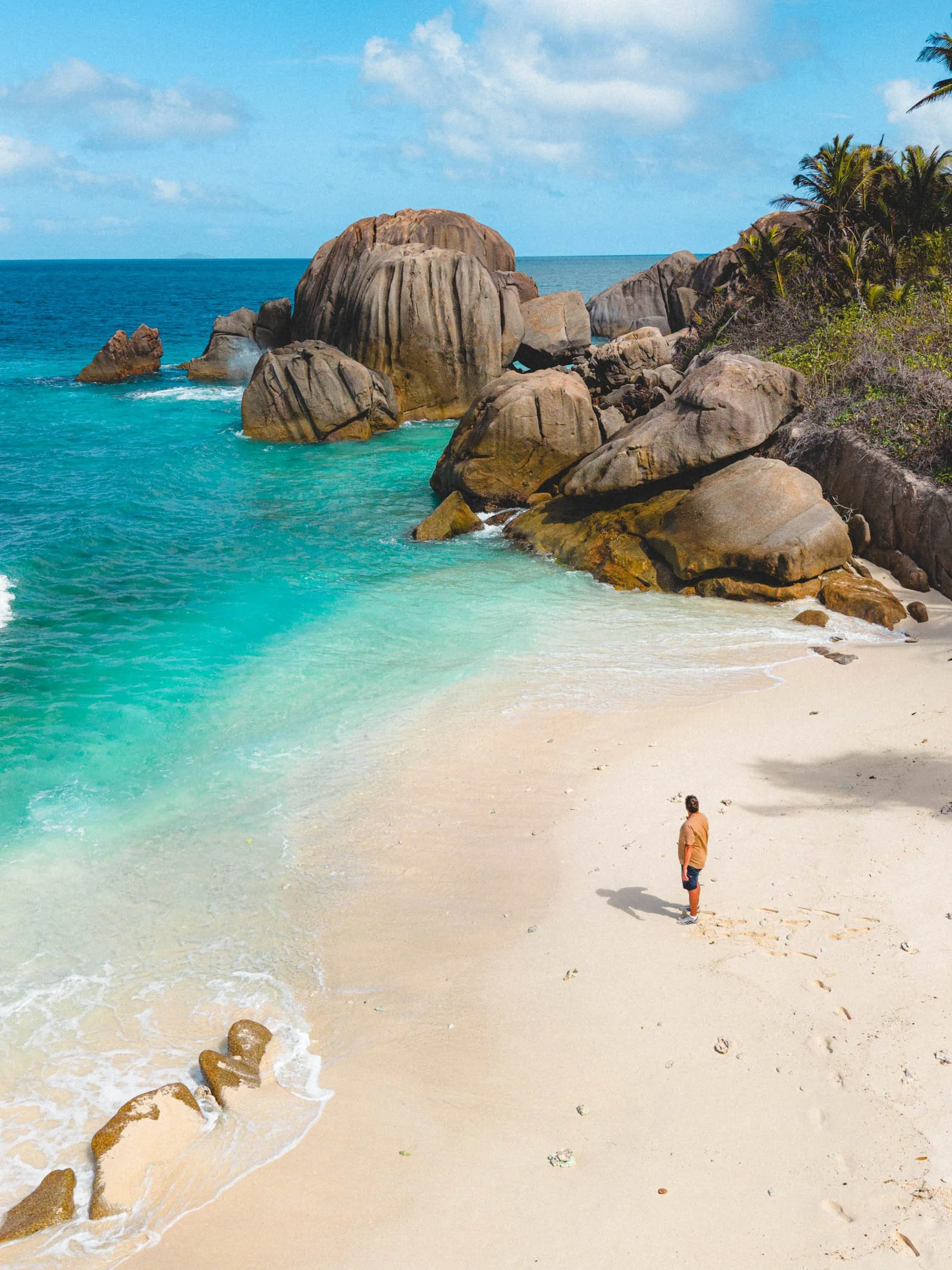 belle plage avec rochers