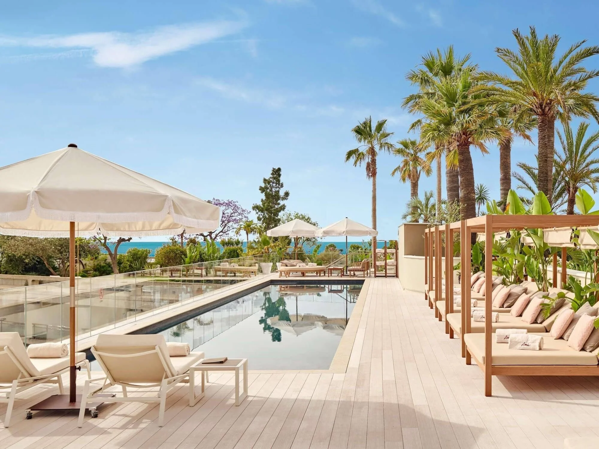 piscine d'un hotel de luxe à monaco