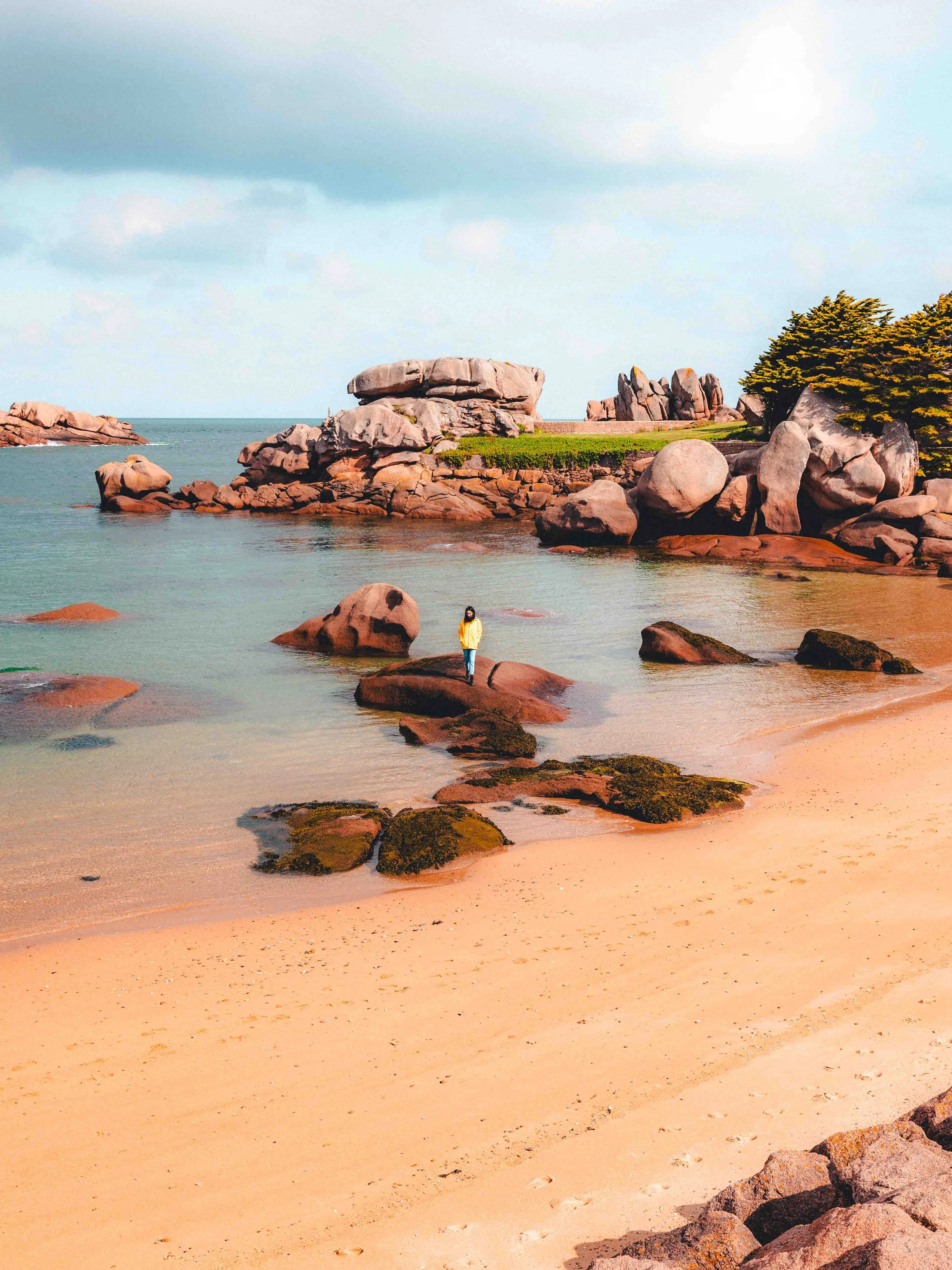 marcher sur l'île renote pour visiter la cote de granit rose