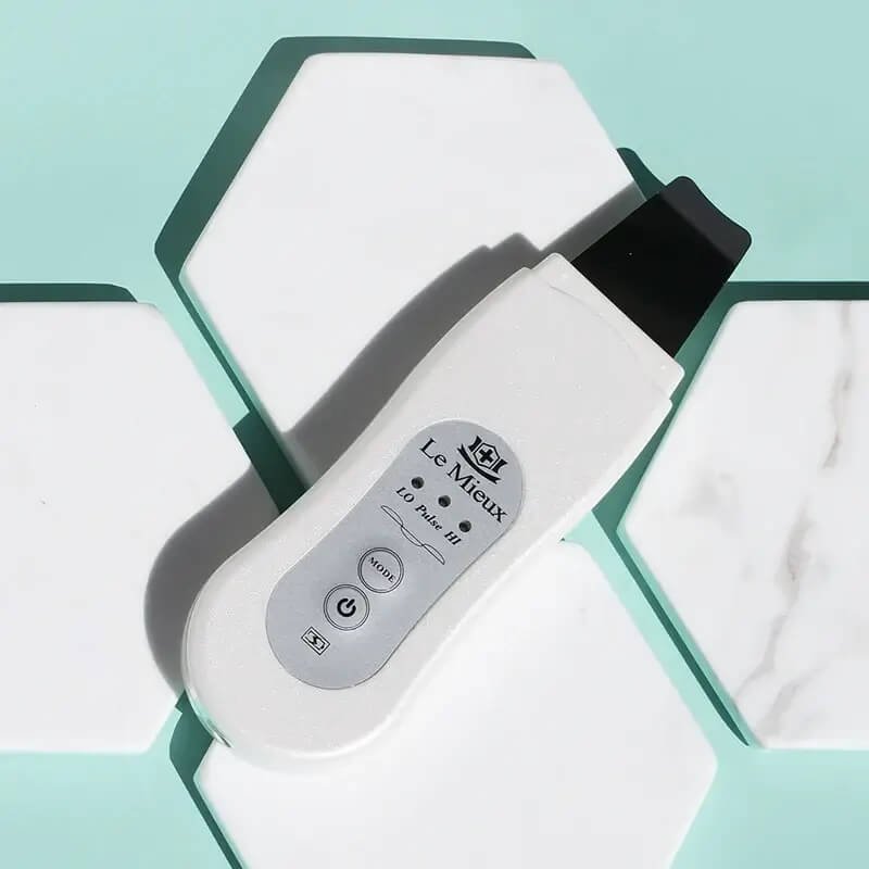 Le Mieux Skin Perfecter ultrasonic beauty tool displayed on a geometric background, designed for deep cleansing, exfoliation, and skincare infusion.”