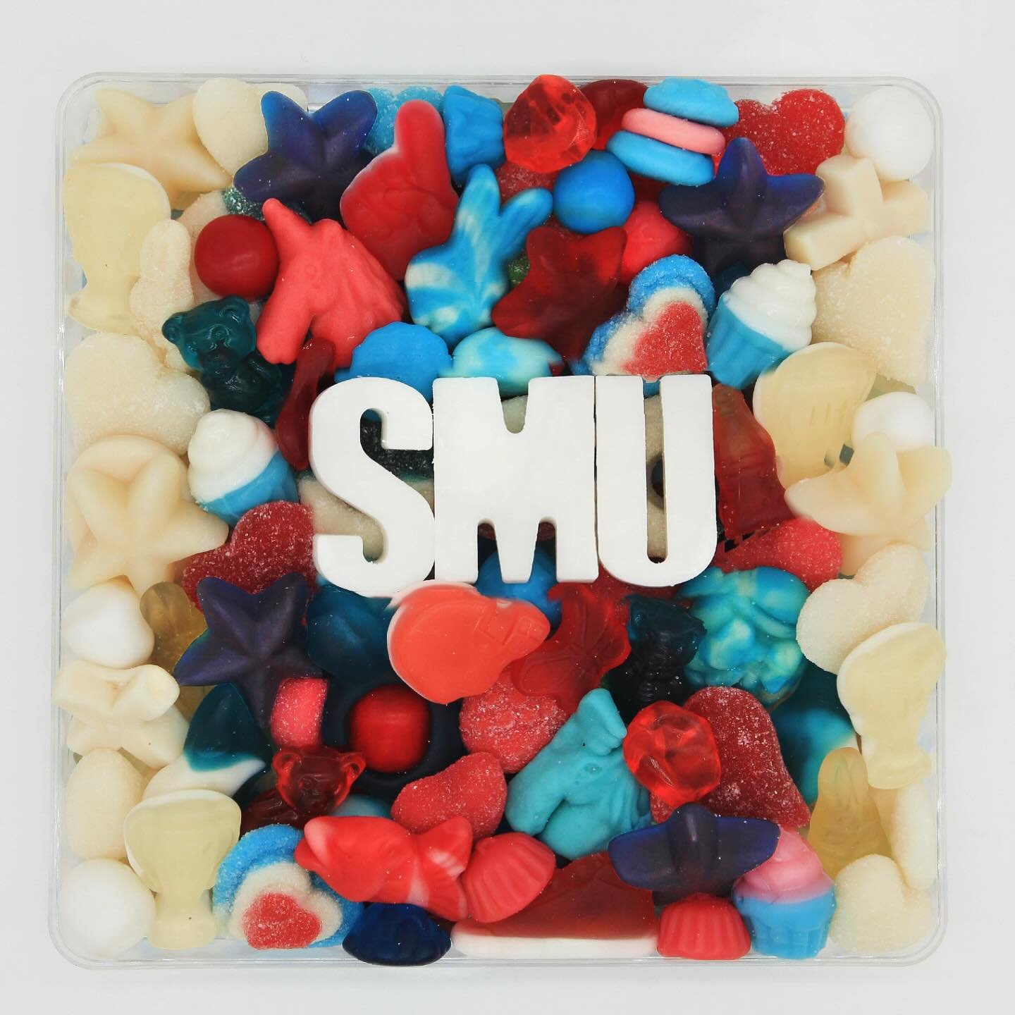 School and college graduation time is just a few weeks away 🎓🥳🎊 Send some #sweet love to your #senior 💝
.
.
.
#graduation #graduationparty #partyideas #collegegrad #party #sweets #candylover #sweettooth #giftideas #partyfood #smu #college