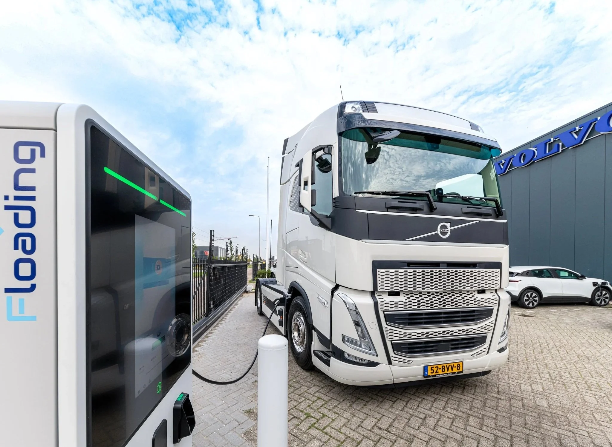 Een elektrische Volvo vrachtwagen wordt opgeladen bij een Floading laadstation.