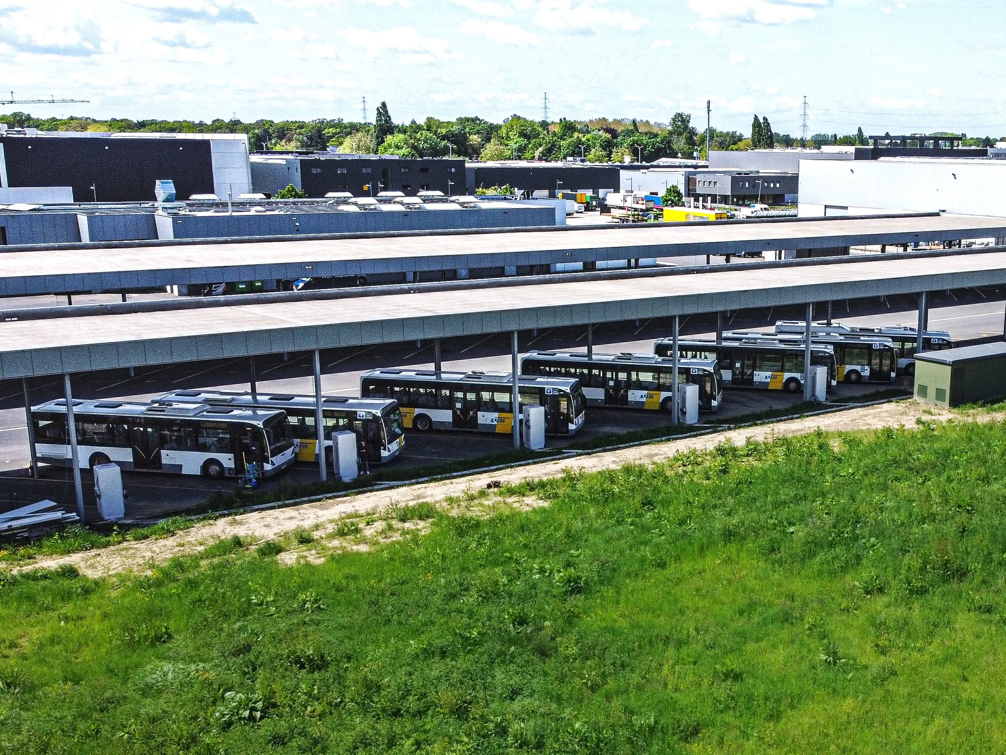 Het truck charging station van De Lijn in Antwerpen gerealiseerd door Floading