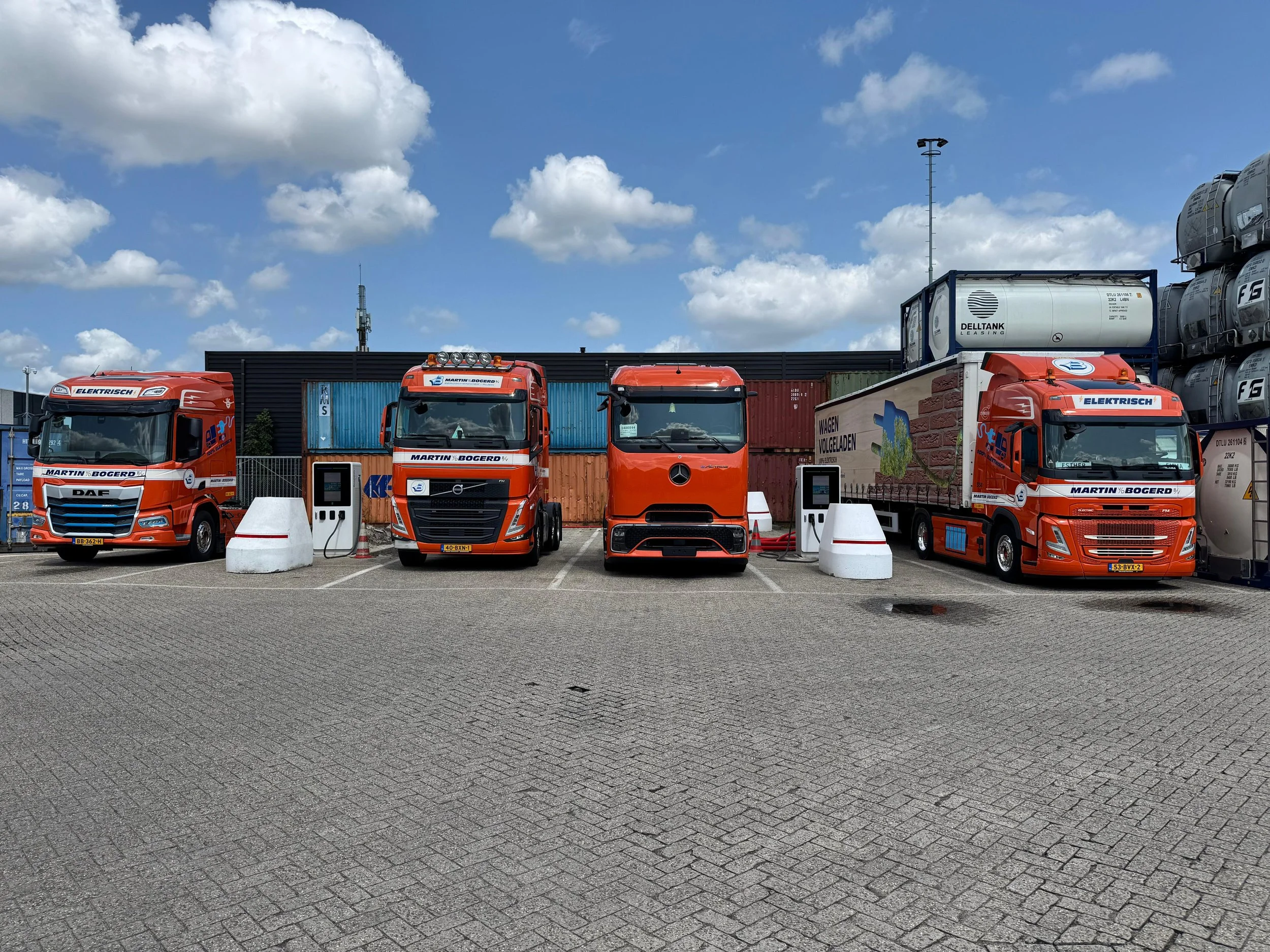 Betrouwbaar laden van elektrische vrachtwagens uitgebreid van een naar vier laders