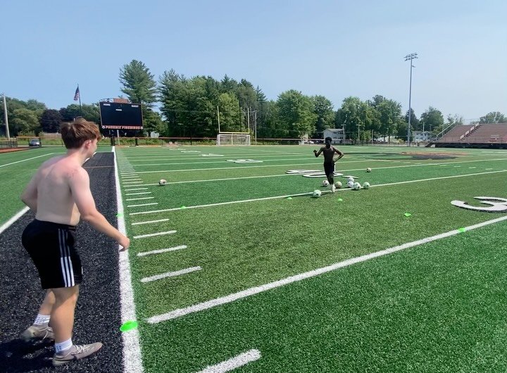 Quality session w/ @owenchampion16 & @patrick_nimineh of SUNY Poly Men’s Soccer⚡️
@sunypolym_soc
#finnsfooty #soccertraining #1v1 #privatetraining