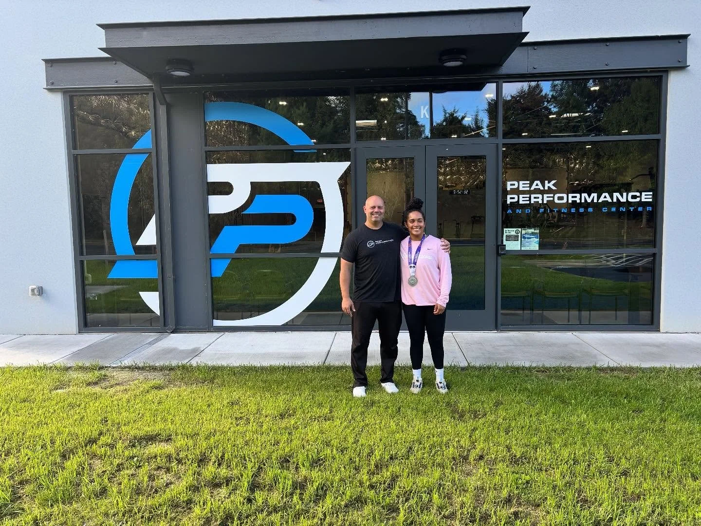 Got surprised by our very own #paralympics #paralympicathlete #athlete #thrower #discus #shotput #worldchampions #silvermedal #bestofthebest @samheyison 

She stopped by before having to go back to school @wfsportsperformance #wakeforest @waketrack t