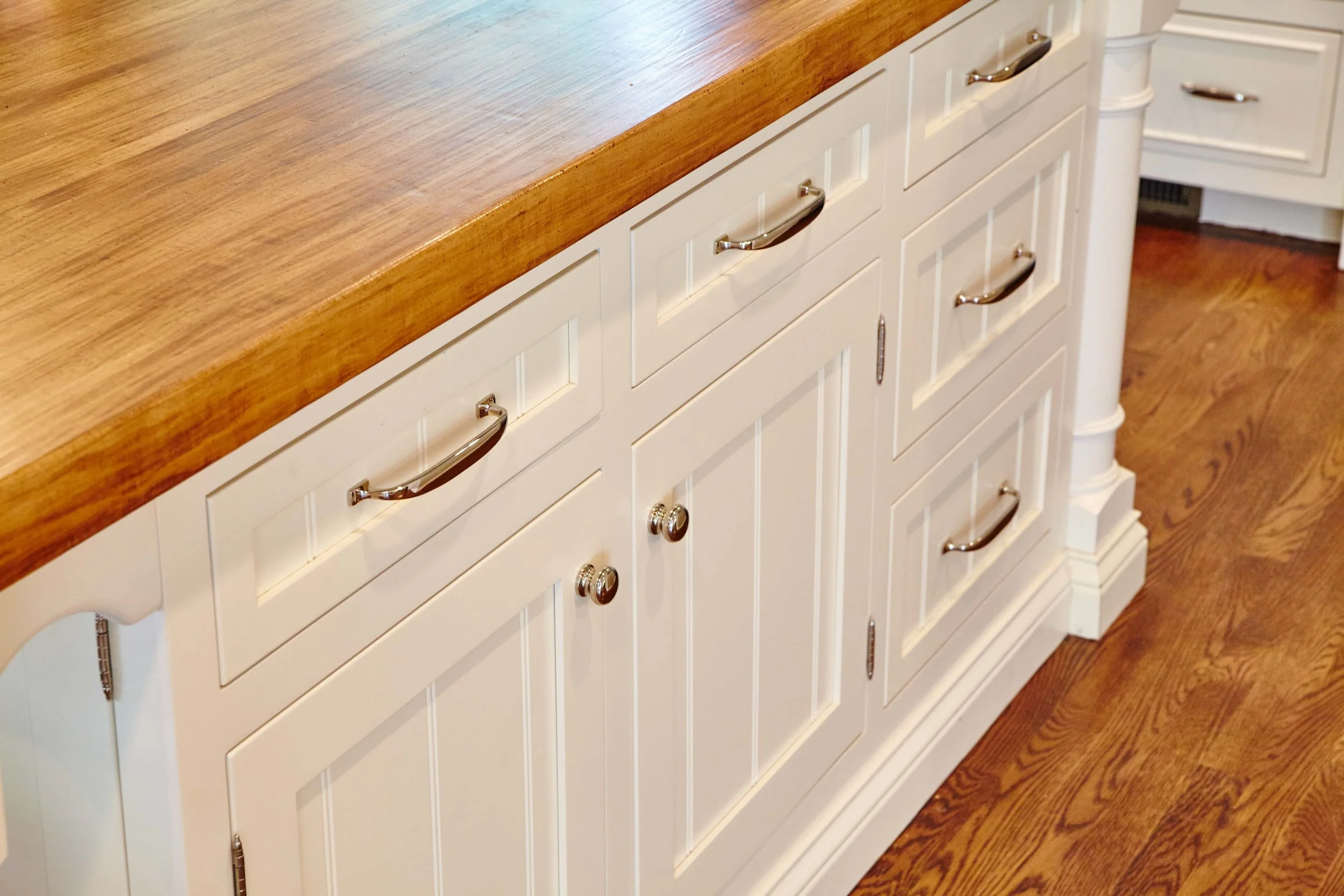 white-kitchen-cabinet-hardware