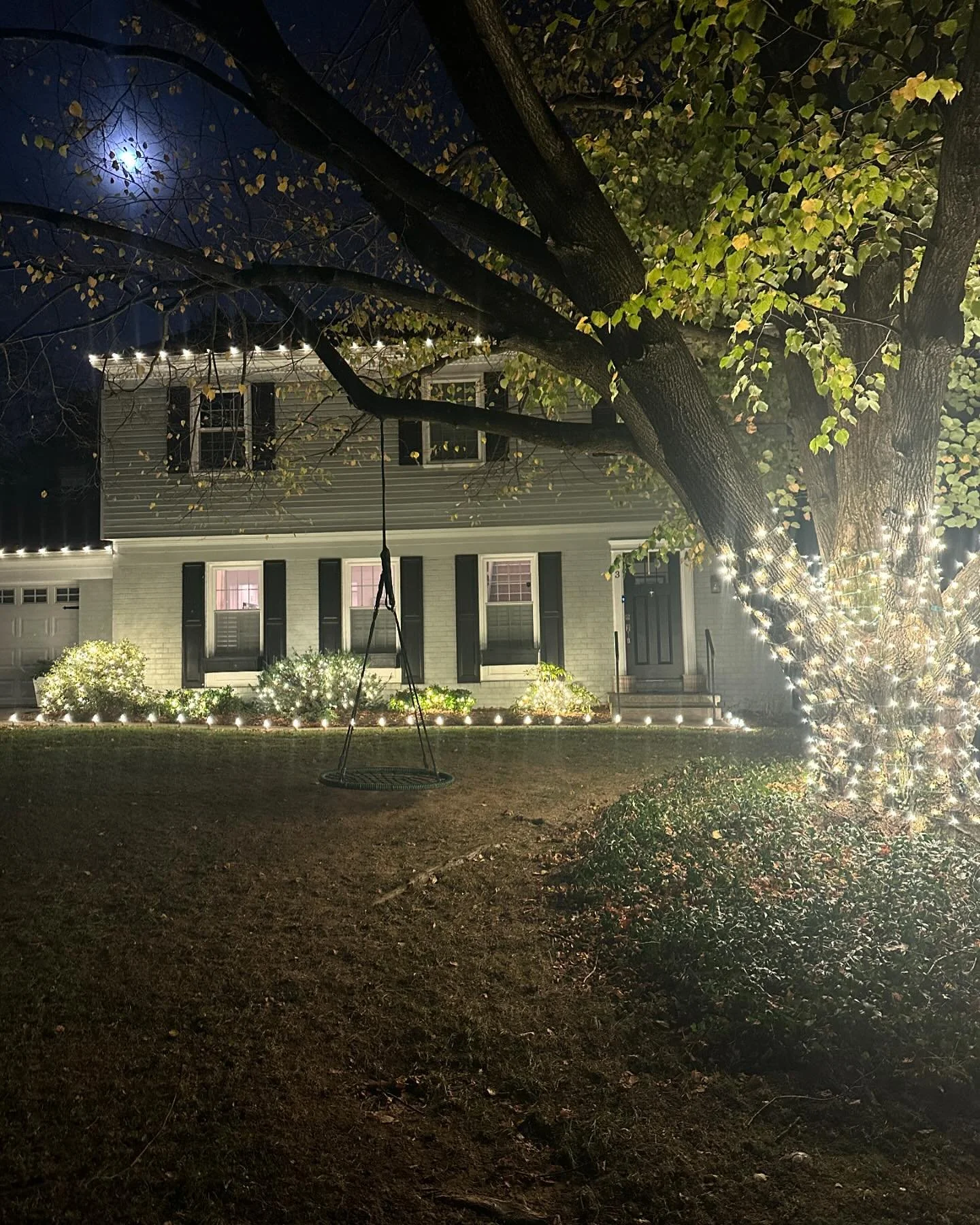Christmas (decorating) came early this year with our light installation from @hallmarklights! 

Working with @hallmarklights to bring my Christmas light vision to life was a breeze! Their staff is incredibly friendly and setting up installation was s