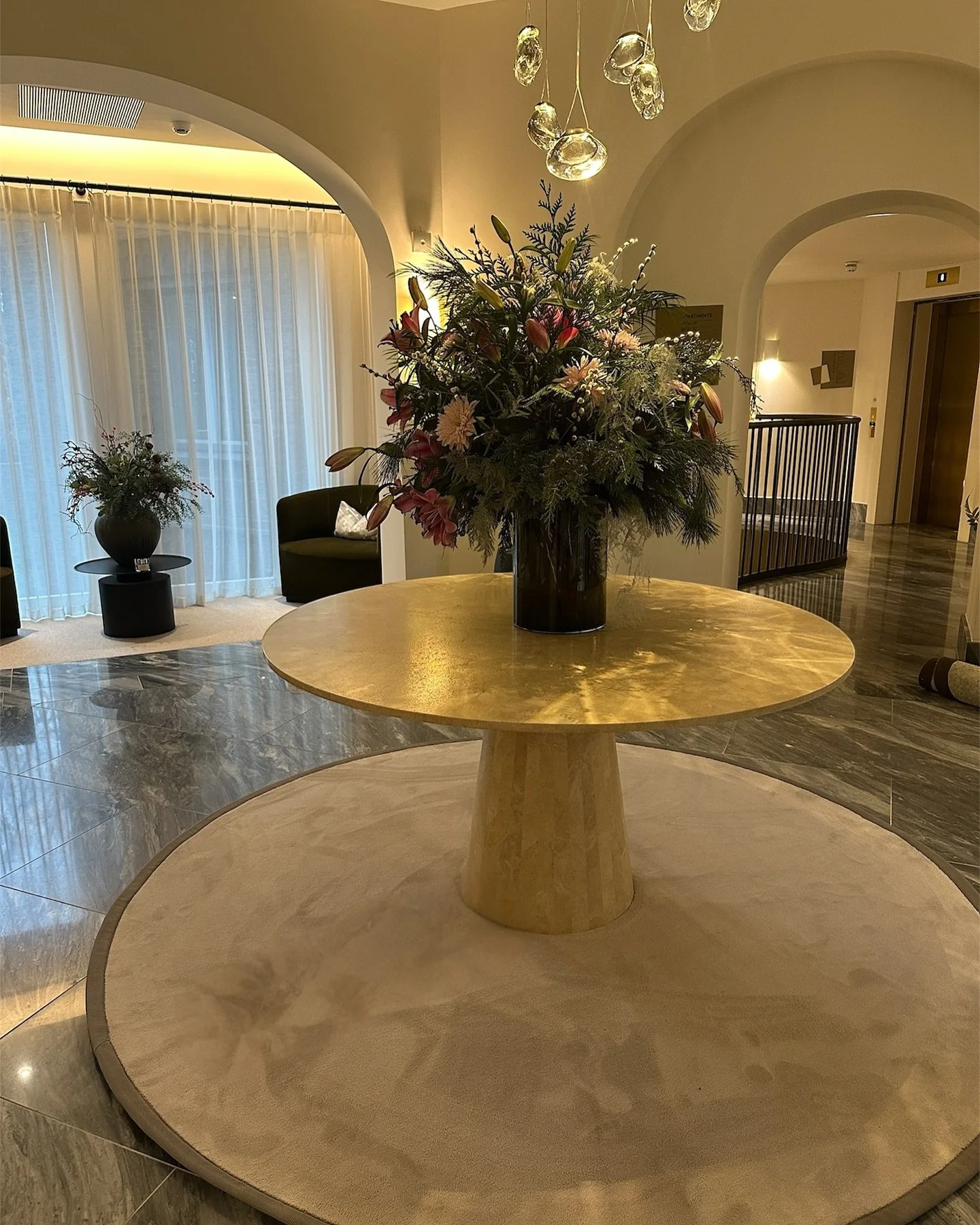We&rsquo;re absolutely obsessed with reception area in this stunning apartment block 🤍🖤 

Cheshire silk nude rug bound in light grey, complements the space and helps distinguish the entrance area flawlessly ✨

Our rugs can be made to any size 

📍1