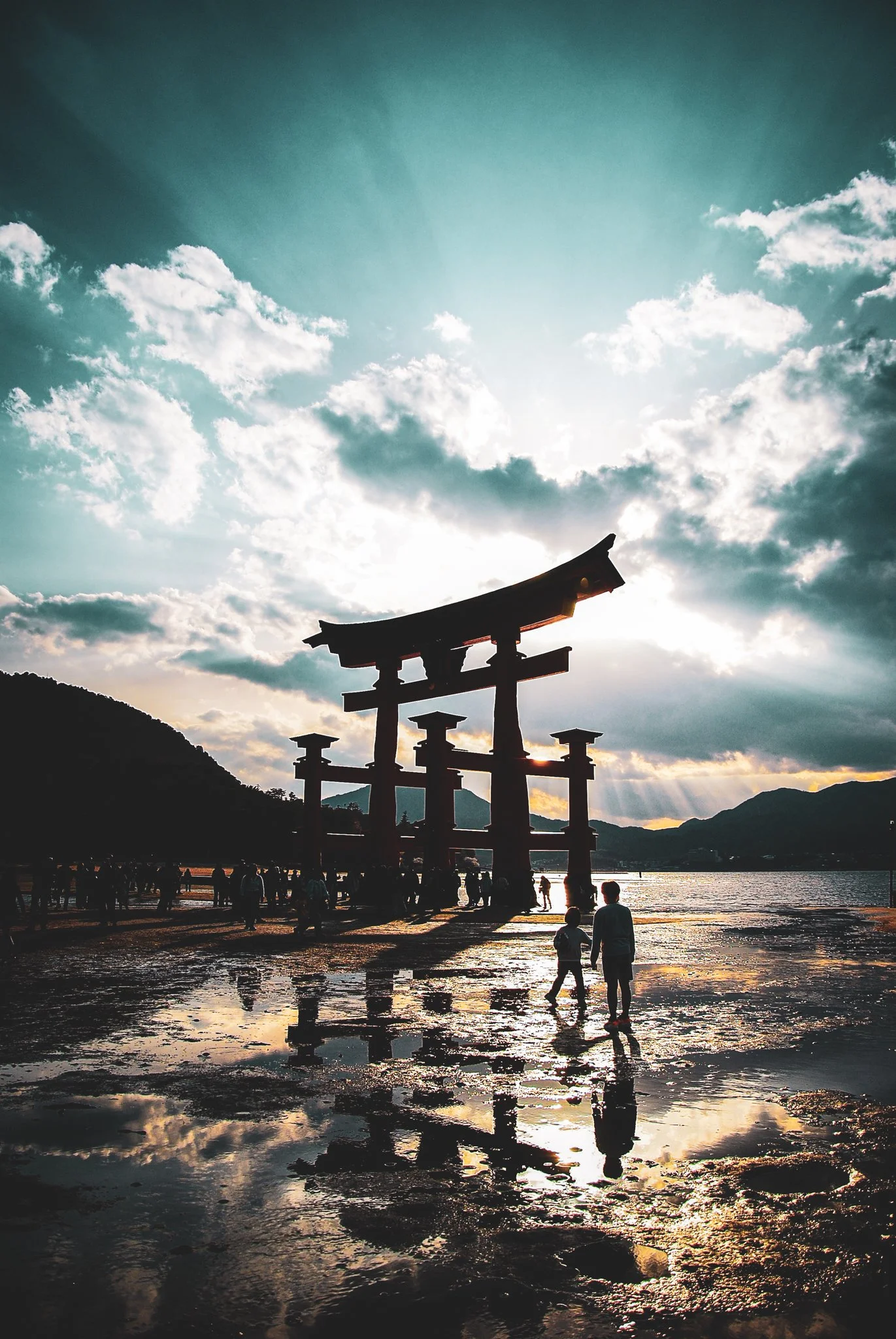 写真のスポットライト第4番　―　暮れの厳島神社・Photo Spotlight 4　―　Itsukushima Shrine at Dusk