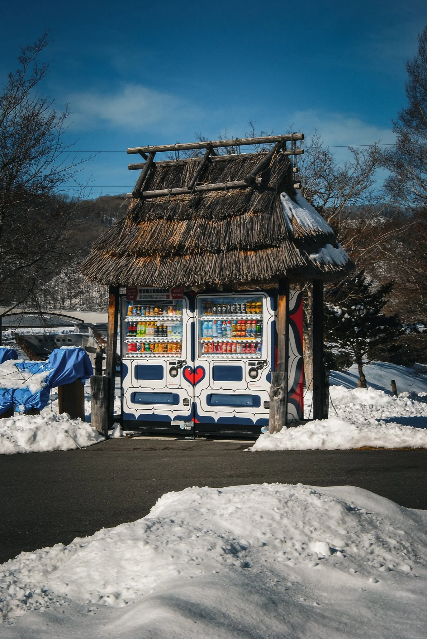 写真のスポットライト第3番　―　アイヌの自動販売機・Photo Spotlight 3　―　An Ainu Vending Machine