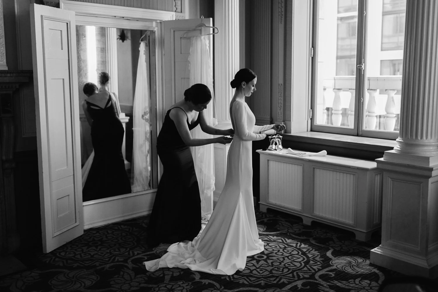 Getting-ready-in-The-Fireside-Room-at-the-Sentinel-Hotel-Wedding-Venue.jpg.jpg