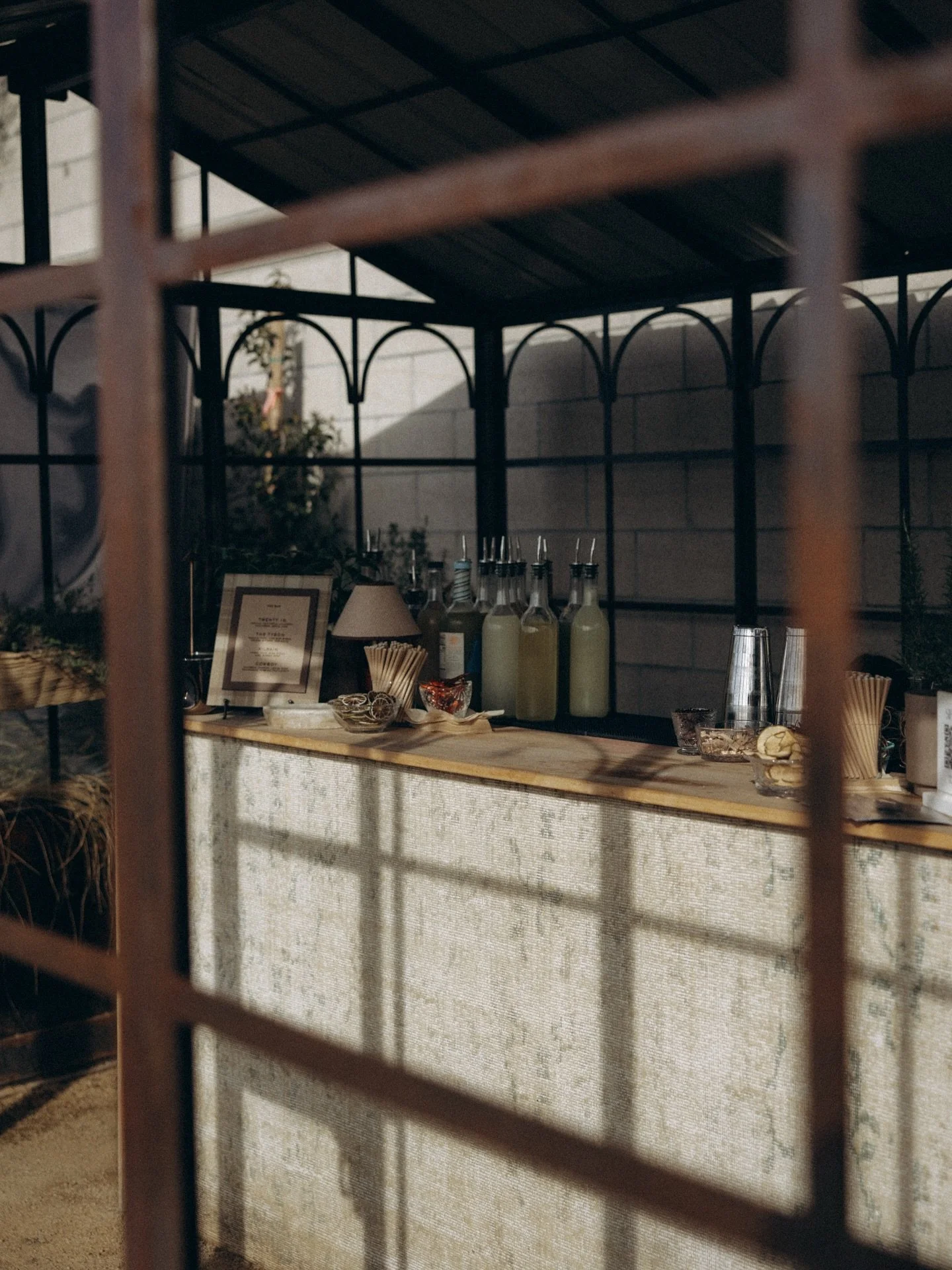 Imagine stepping into a greenhouse and ordering a refreshing seasonal cocktail. 

Design @hygge.creativeco
Coordination @brandijaneevents
Venue @thenest.atstill
Photo @forloveandlight
Bar @sipsipmobilebar
Signage @studiorestore.co 

#greenhouse #wedd