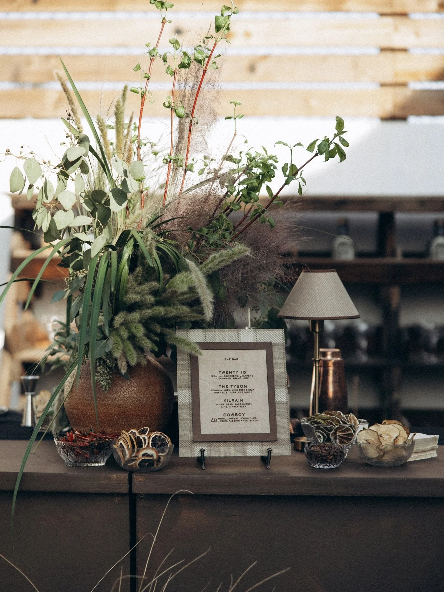 This is the vibe we&rsquo;re after all season long 🍂 

Design @hygge.creativeco
Coordination @brandijaneevents
Venue @thenest.atstill
Photo @forloveandlight
Floral @floraltique 
Bar @sipsipmobilebar
Signage @studiorestore.co

#weddingsignage #weddin