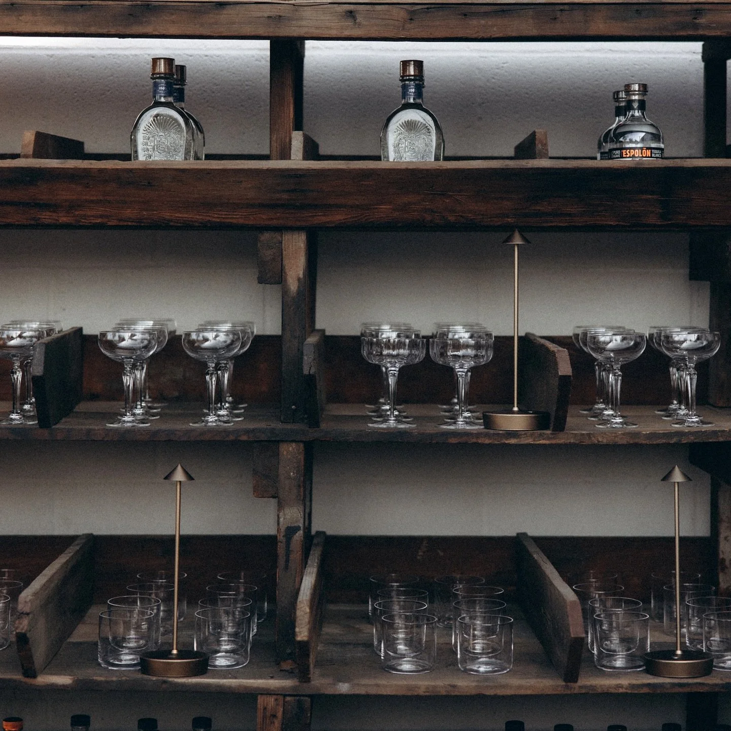 One of our favorite back bar shelvings we&rsquo;ve worked with, a repurposed chicken coop!! 

photo @forloveandlight 

#mobilebar #weddingbar #bardetails #mobilebartender #cocktailhour